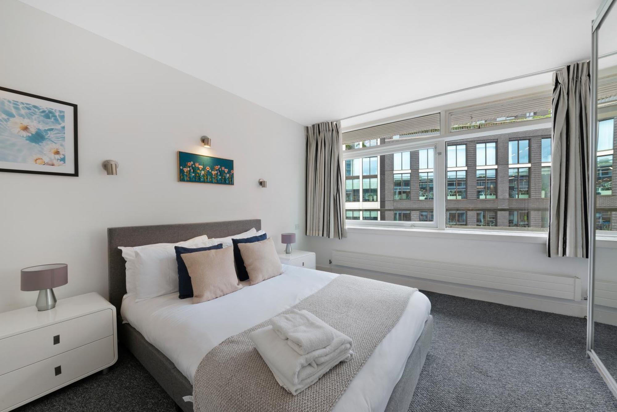 2 Bed Apartment- London- Lift & Balcony * London