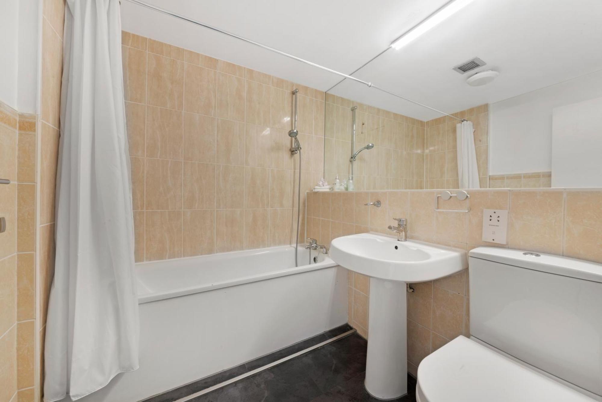 2 Bed Apartment- London- Lift & Balcony
