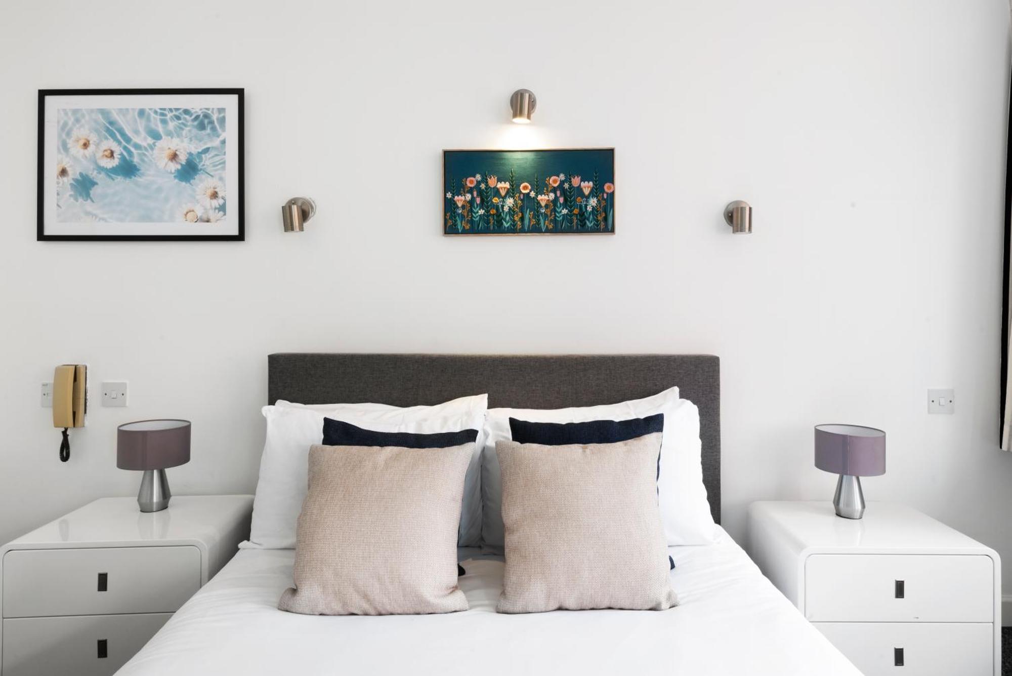 2 Bed Apartment- London- Lift & Balcony * London