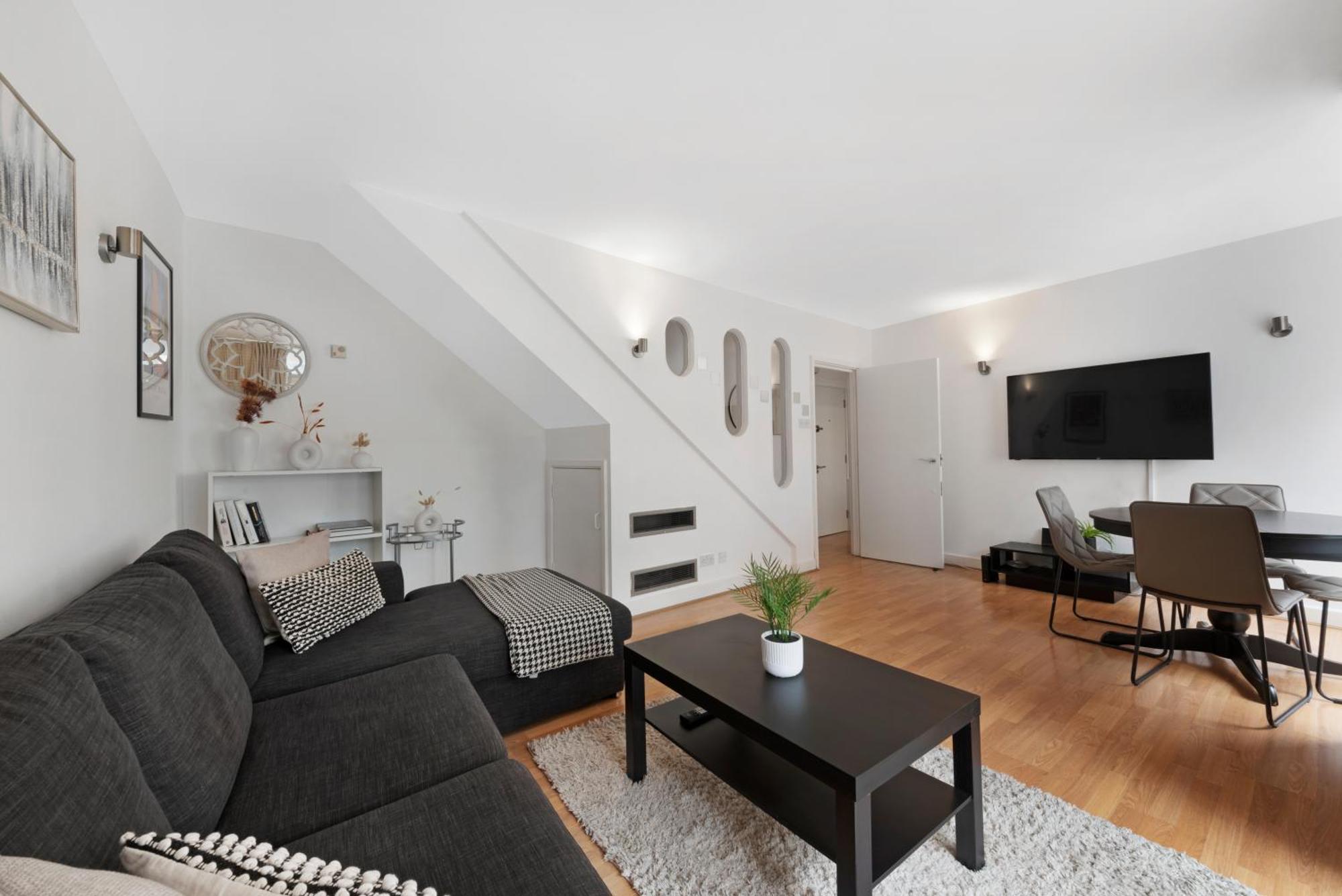 2 Bed Apartment- London- Lift & Balcony *
