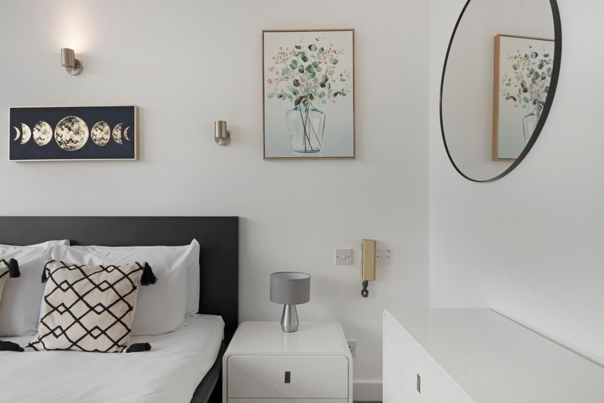 2 Bed Apartment- London- Lift & Balcony London