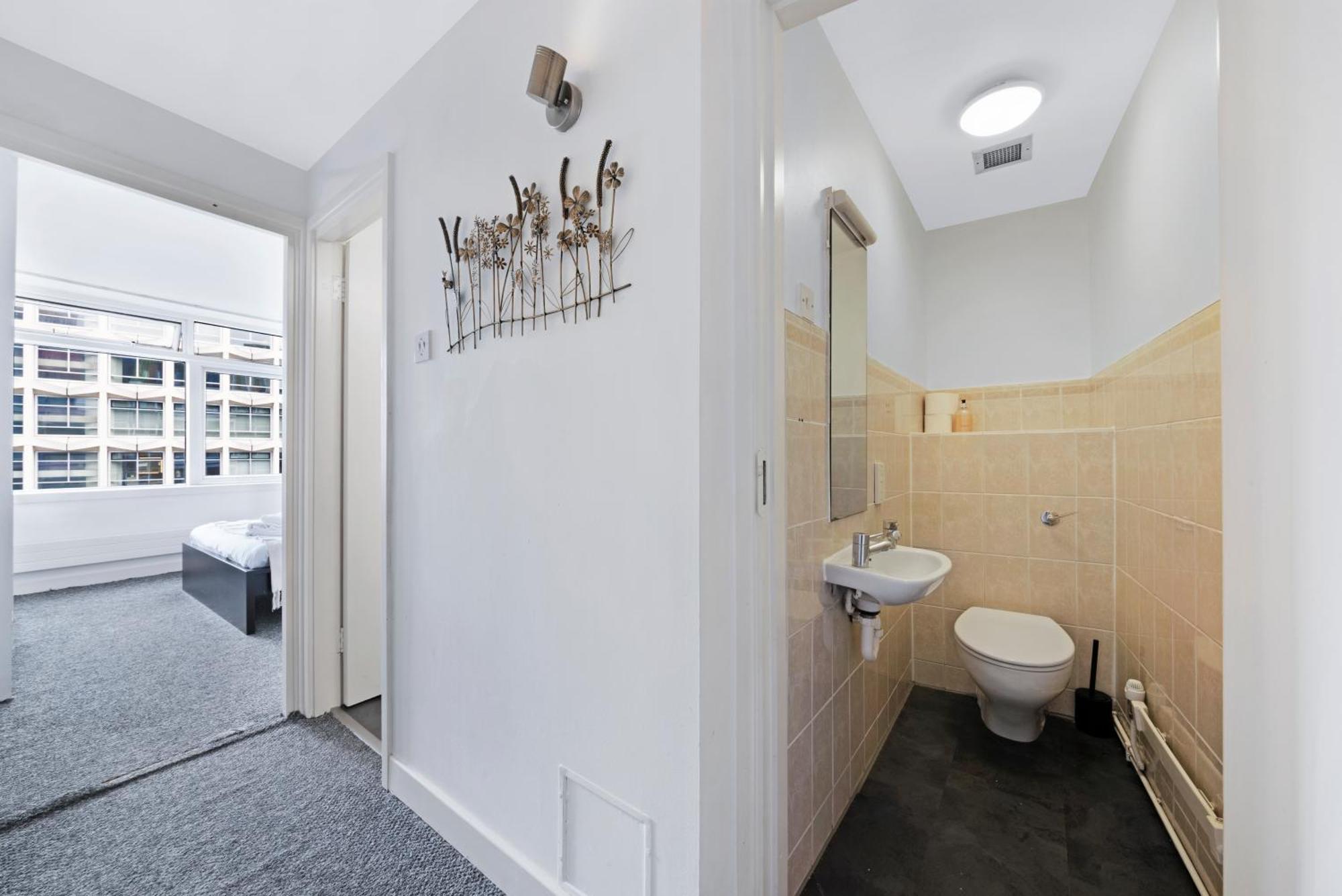 2 Bed Apartment- London- Lift & Balcony Apartment *