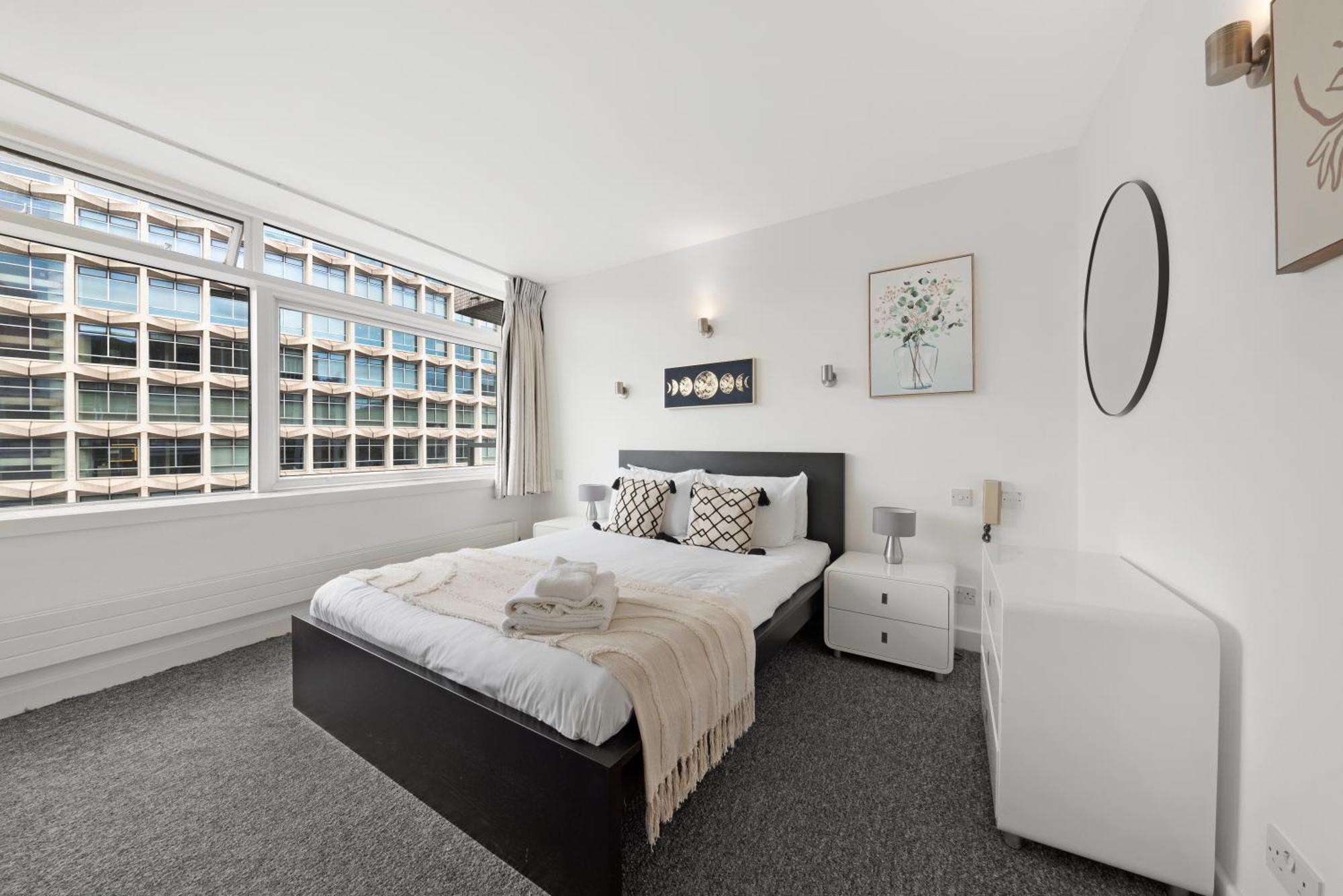 Apartment 2 Bed Apartment- London- Lift & Balcony *