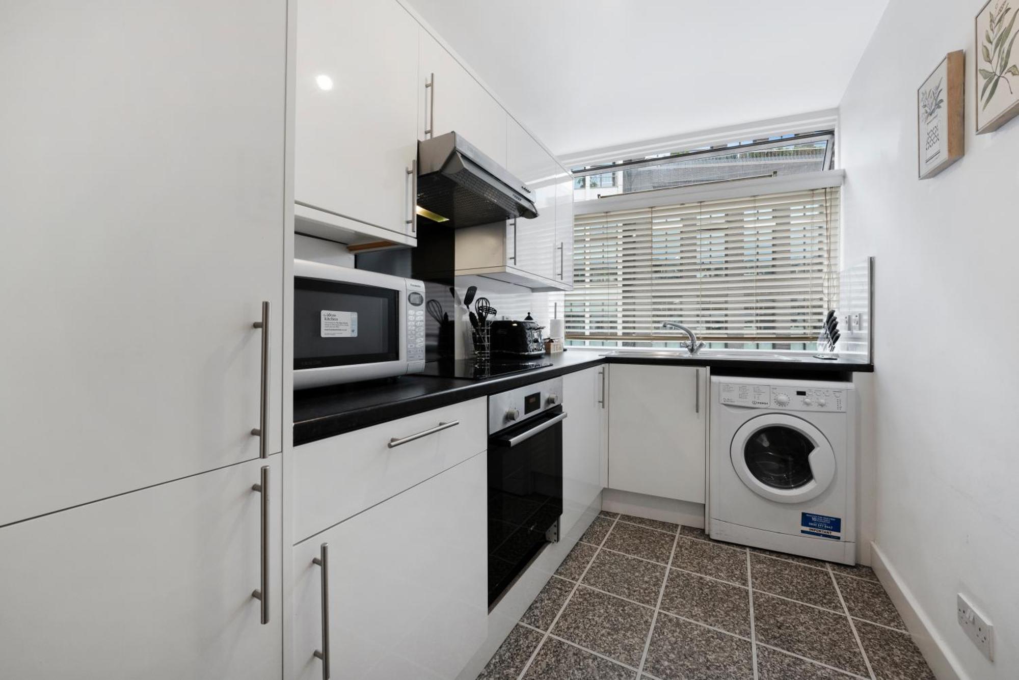 Apartment 2 Bed Apartment- London- Lift & Balcony *