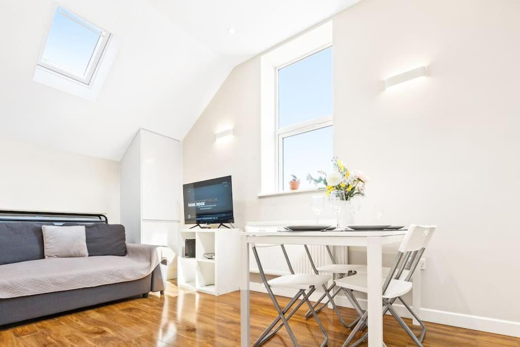 Two Bed In Leytonstone Apartment