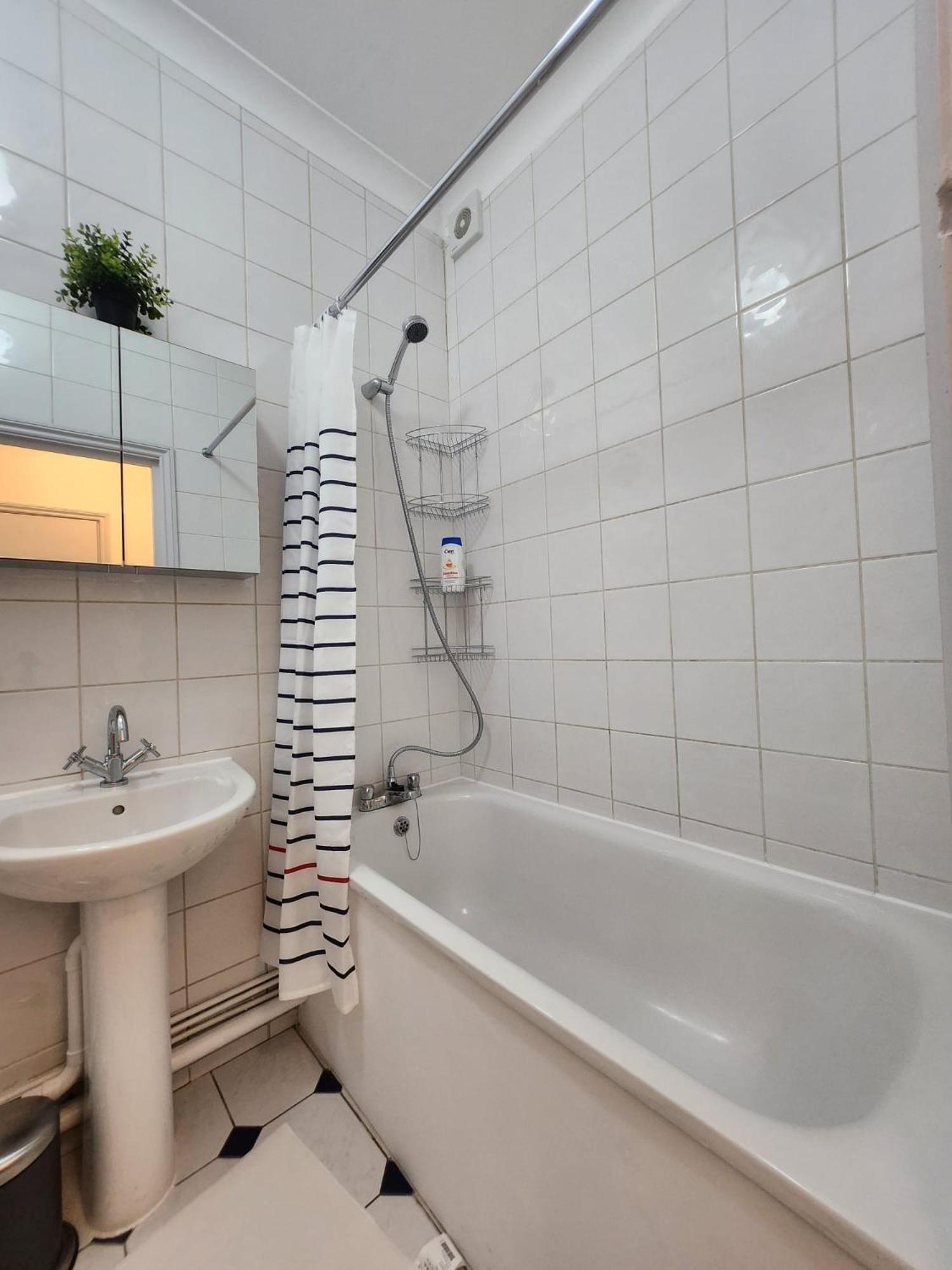 St 6 - 2 Min Walk From Tube Cozy Apartment