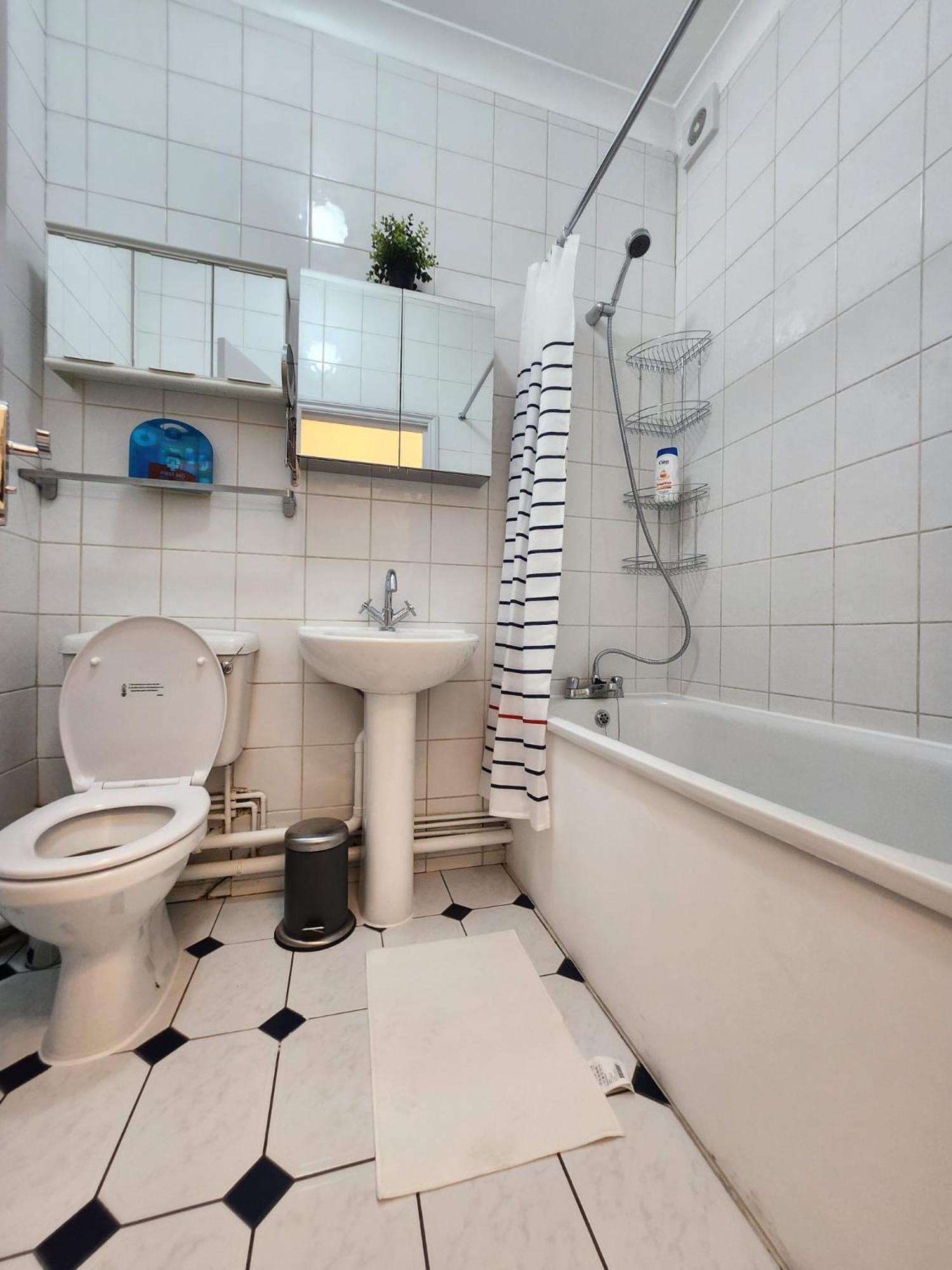 St 6 - 2 Min Walk From Tube Cozy London