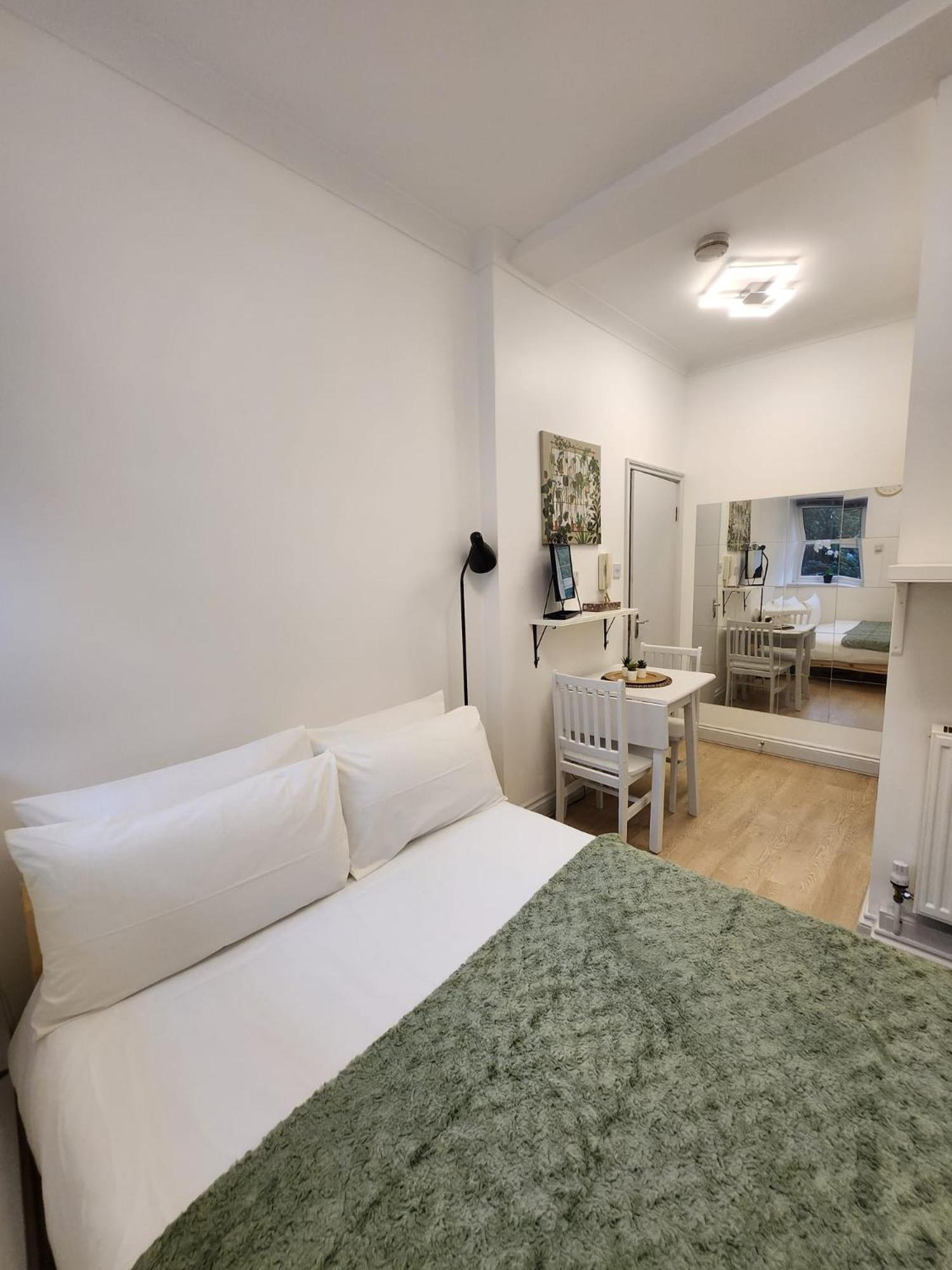 St 6 - 2 Min Walk From Tube Cozy London