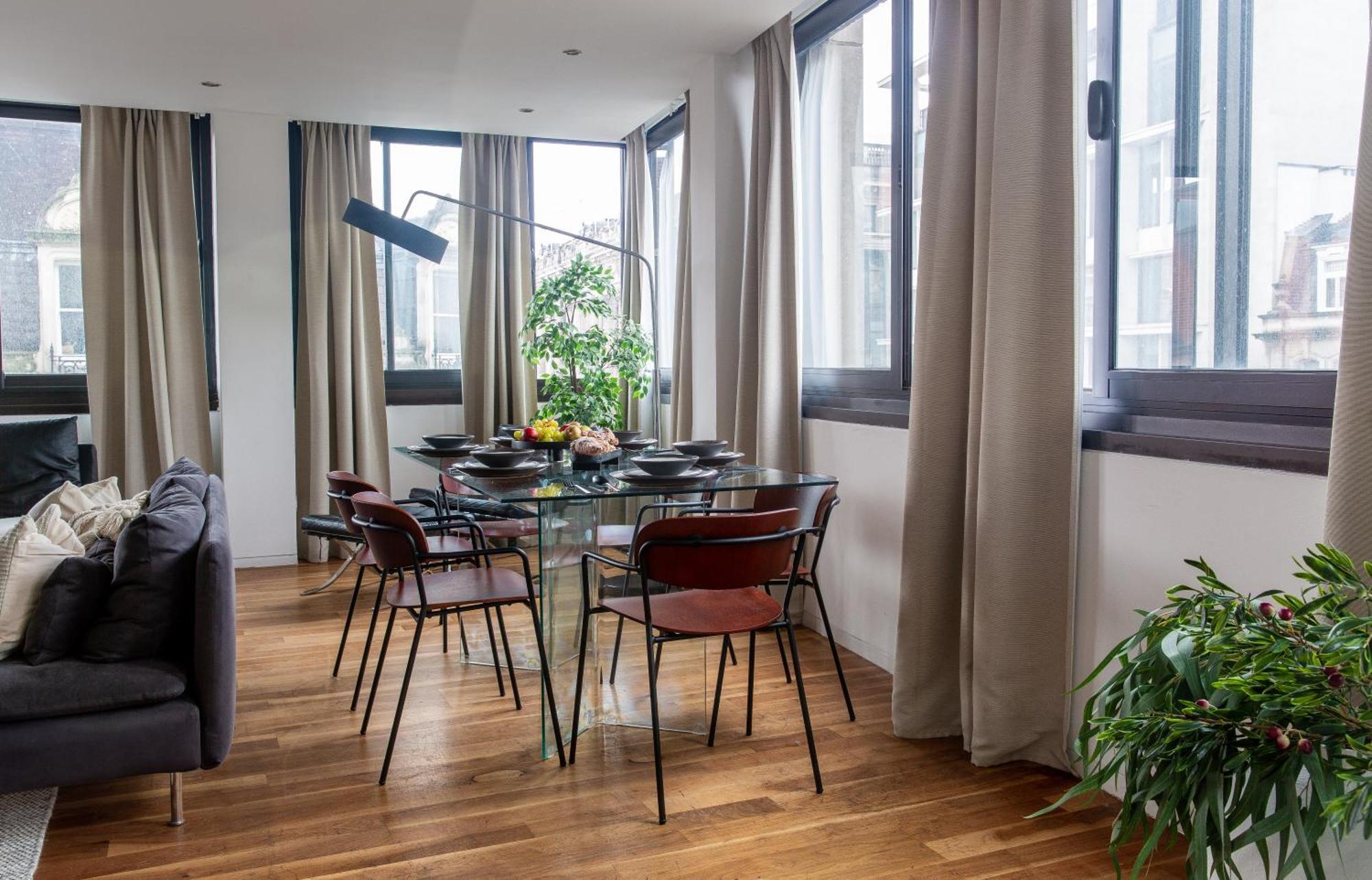Apartment Huge On Oxford Street- *