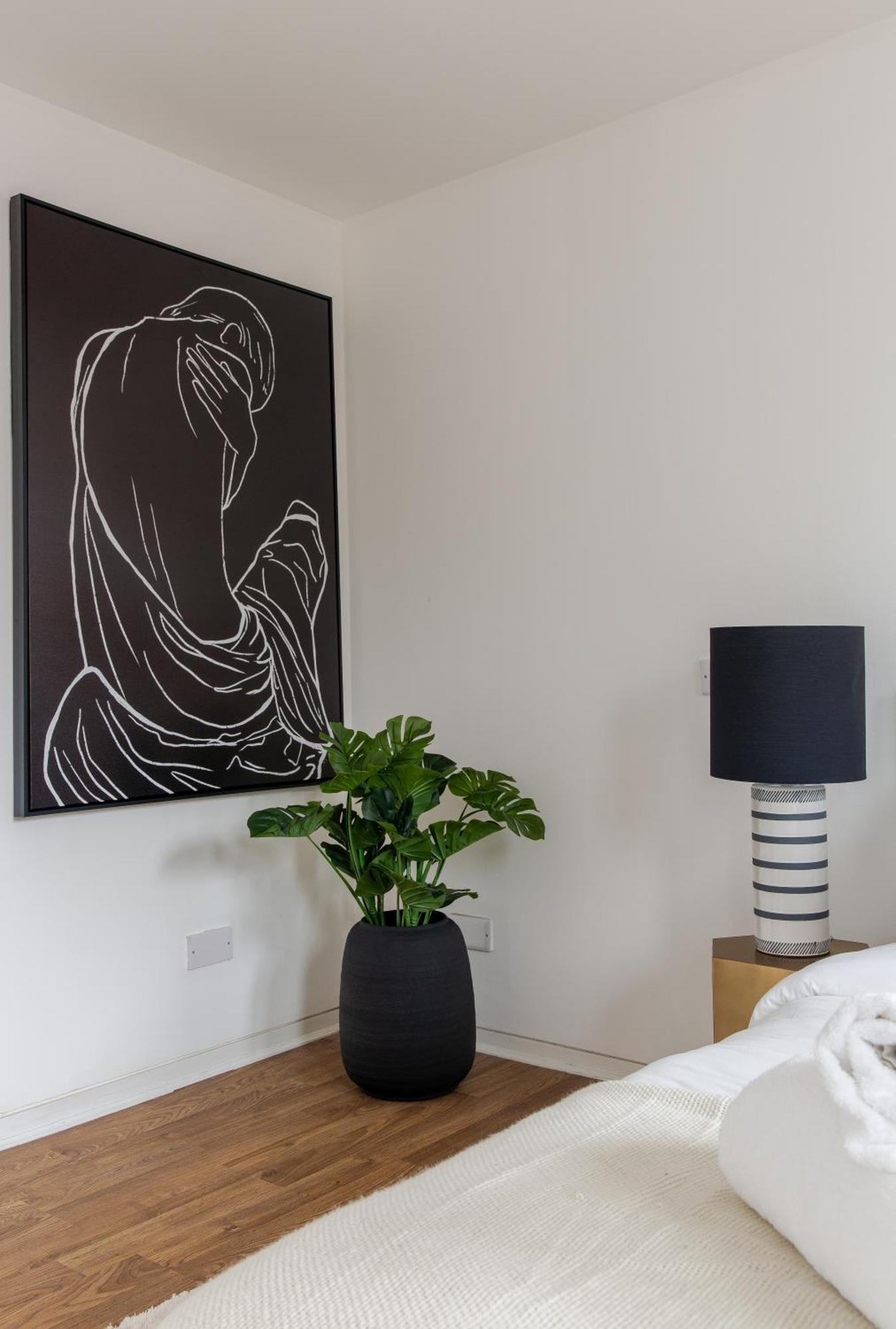 Apartment Huge On Oxford Street- *