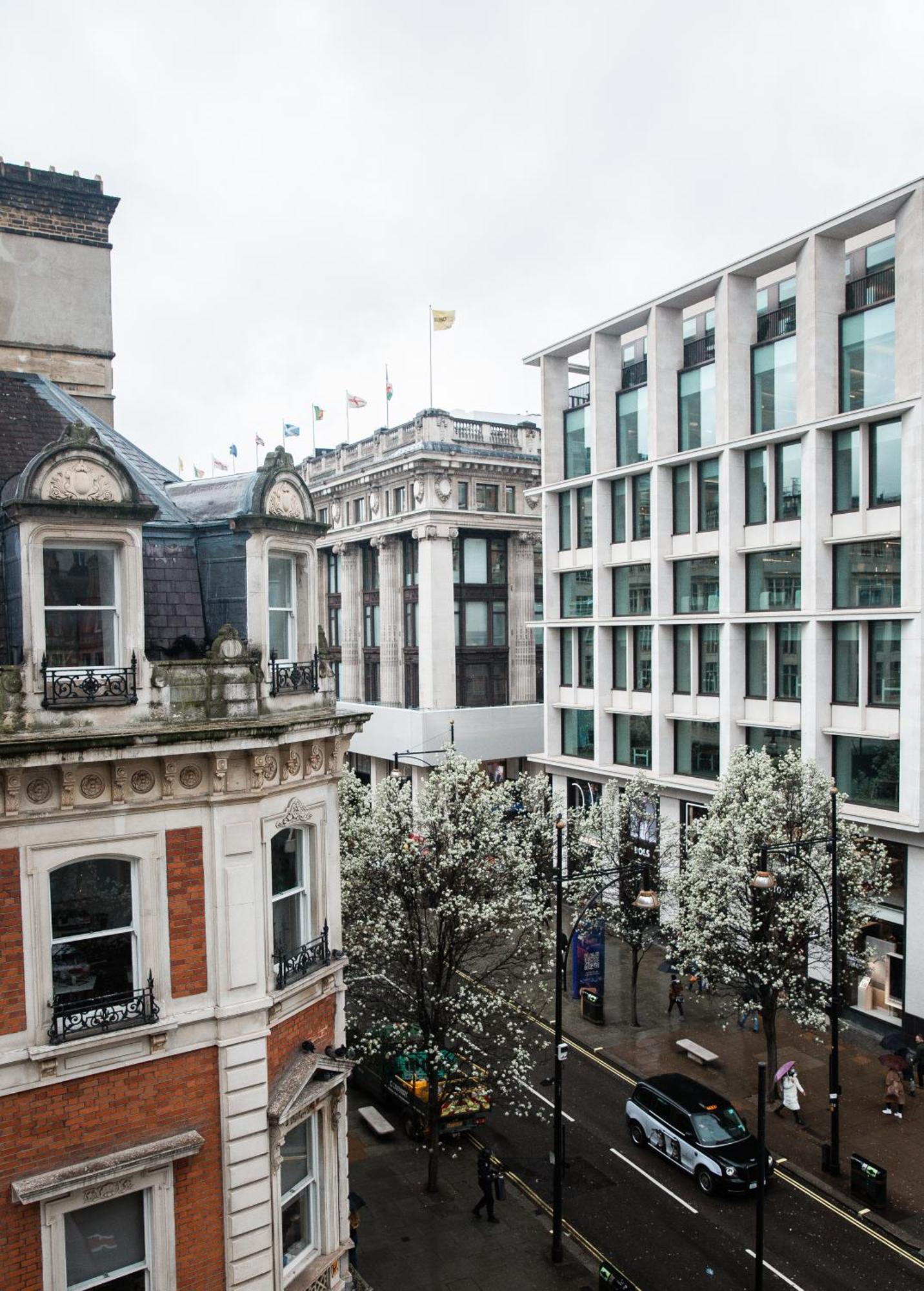Apartment Huge On Oxford Street- *