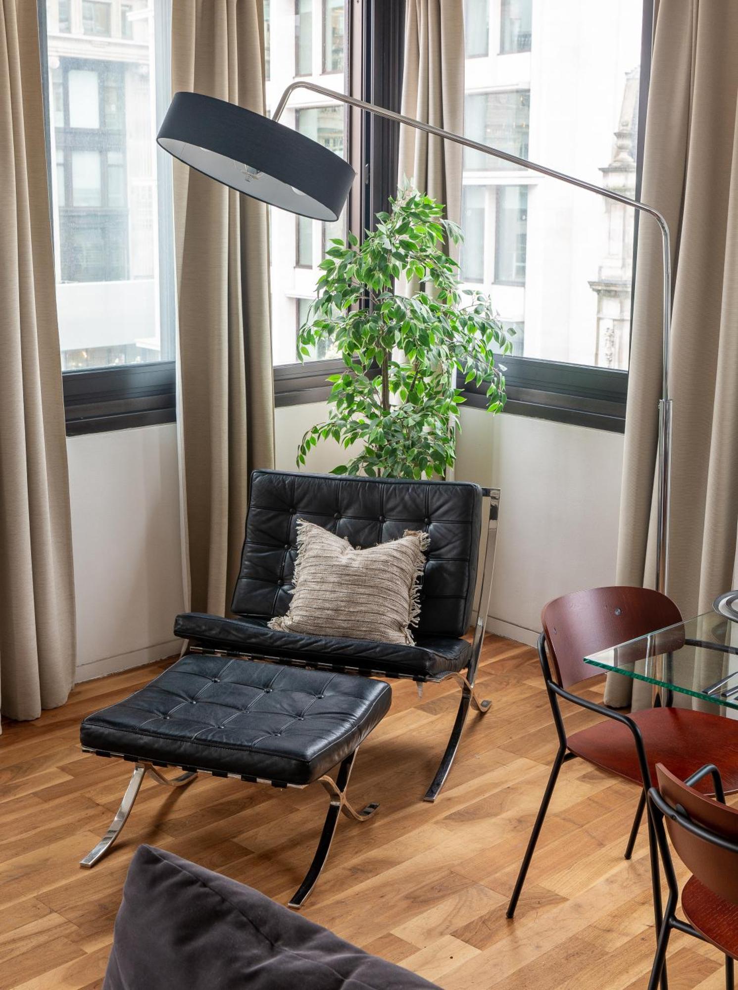 Apartment Huge On Oxford Street- *