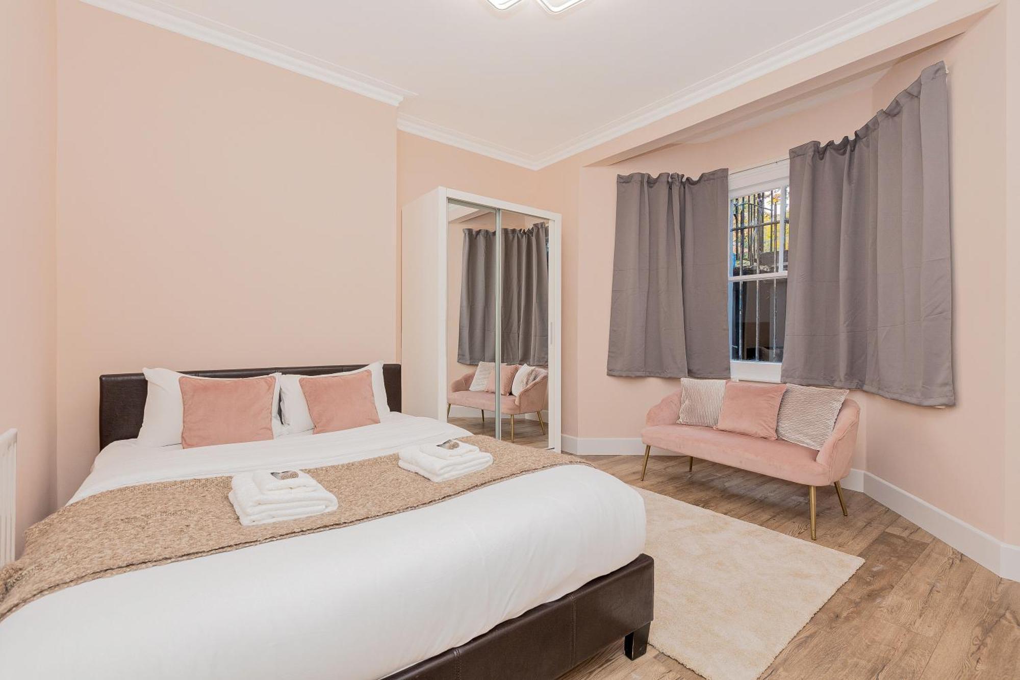 2br Flat In Kensington, 2 Mints Earl's Court Tube Apartment London