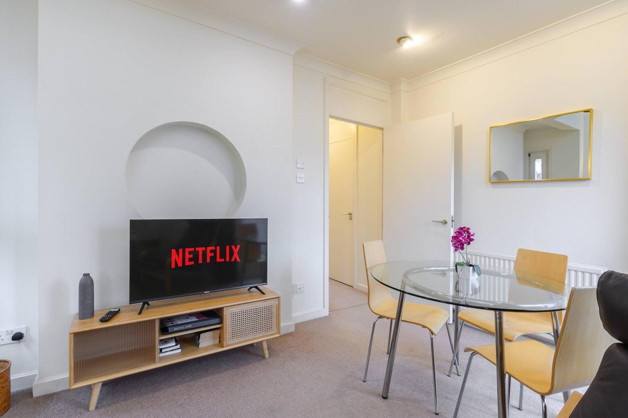 The Aristocrat - Fitzrovia - By Frankie Says Apartment London