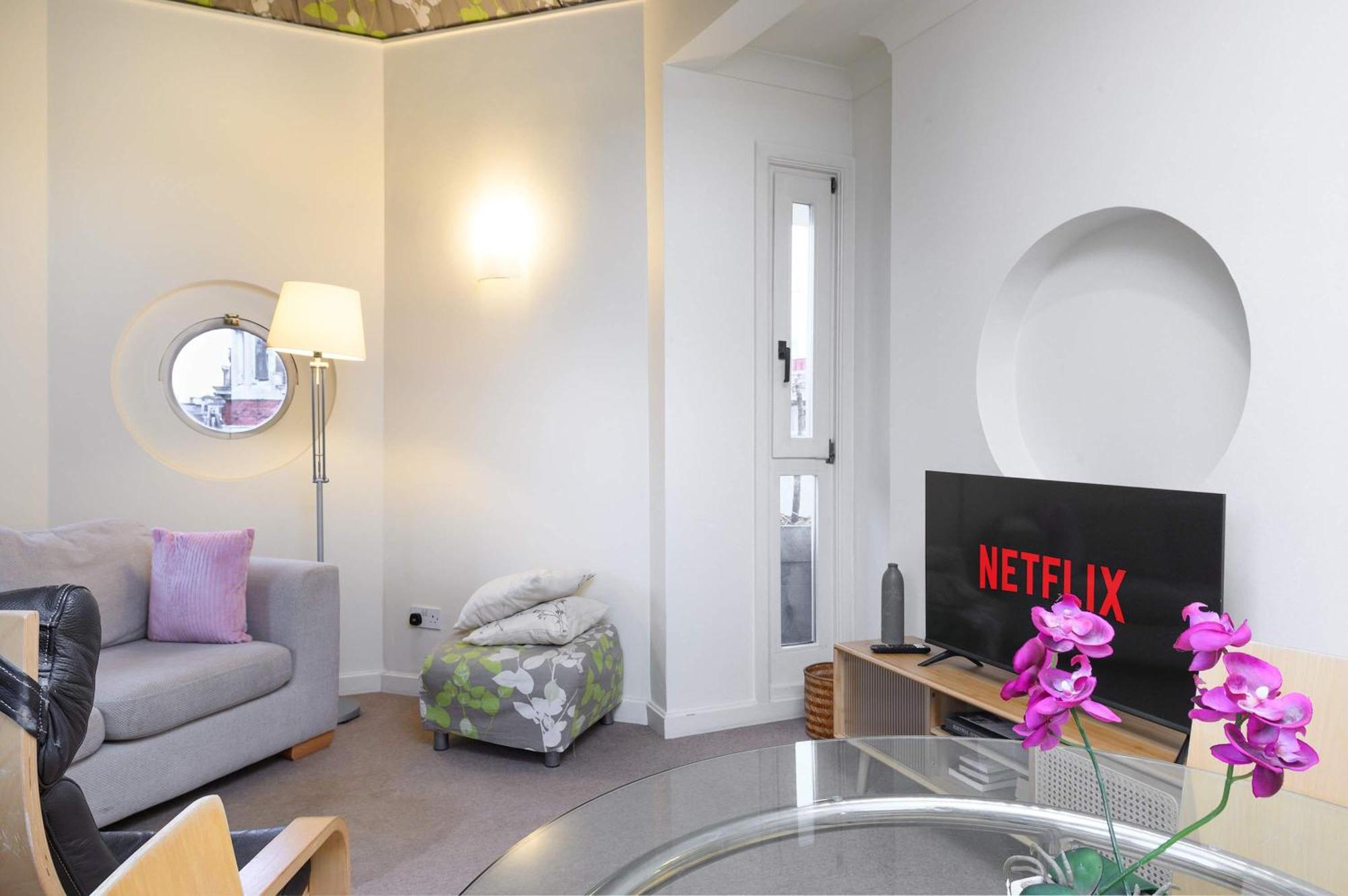 The Aristocrat - Fitzrovia - By Frankie Says London