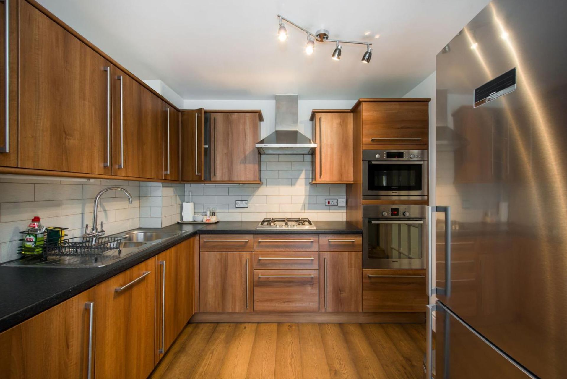 Views For Days - Fitzrovia - By Frankie Says Apartment