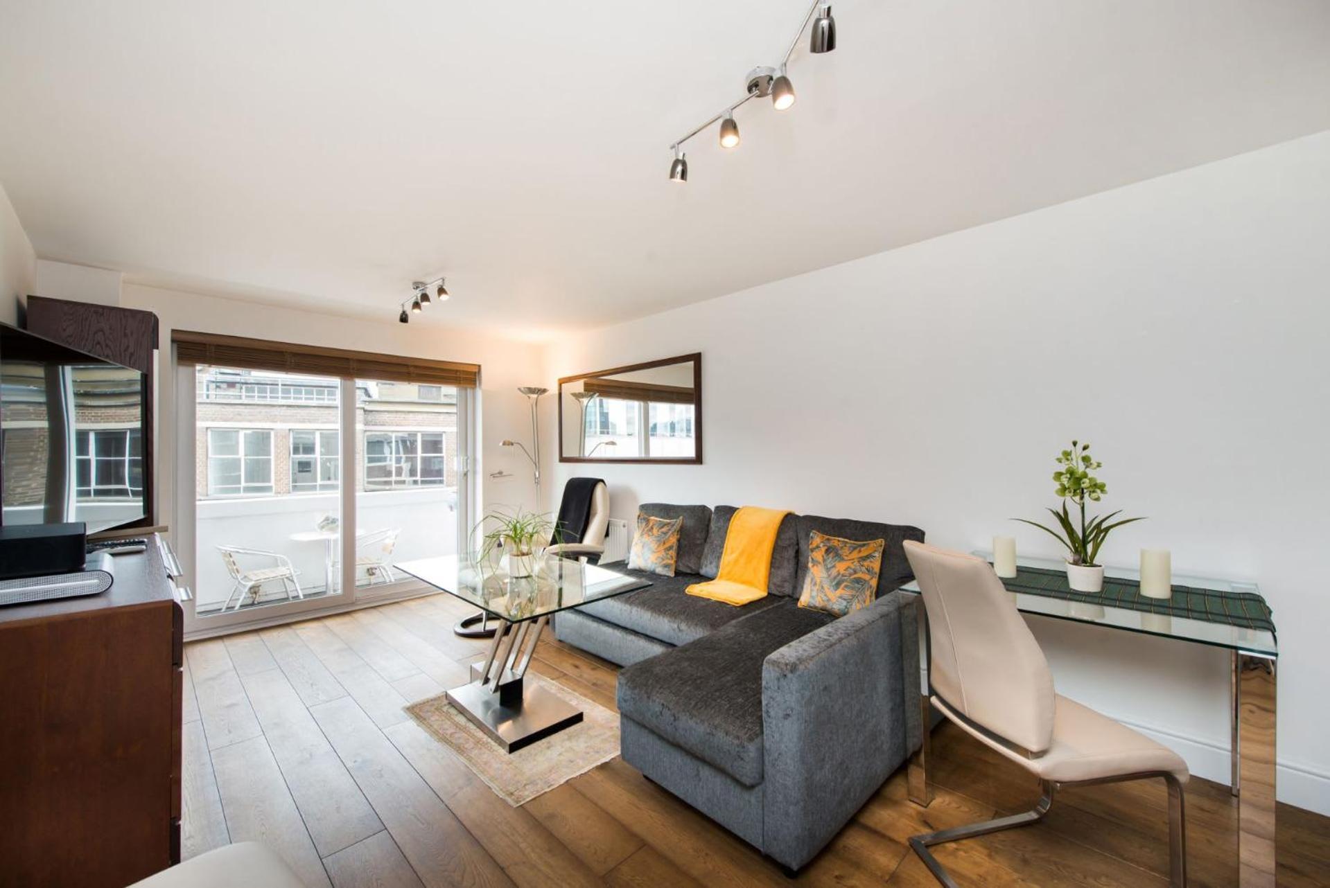Apartment Views For Days - Fitzrovia - By Frankie Says