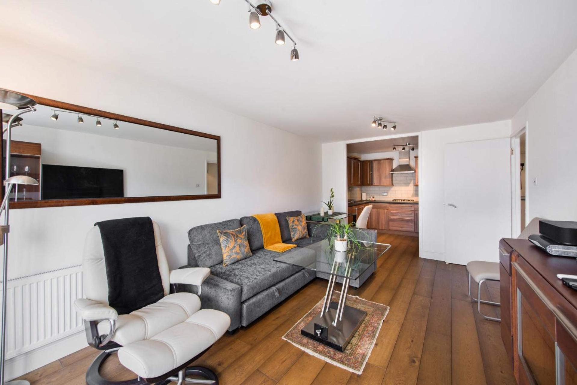 Views For Days - Fitzrovia - By Frankie Says Apartment *