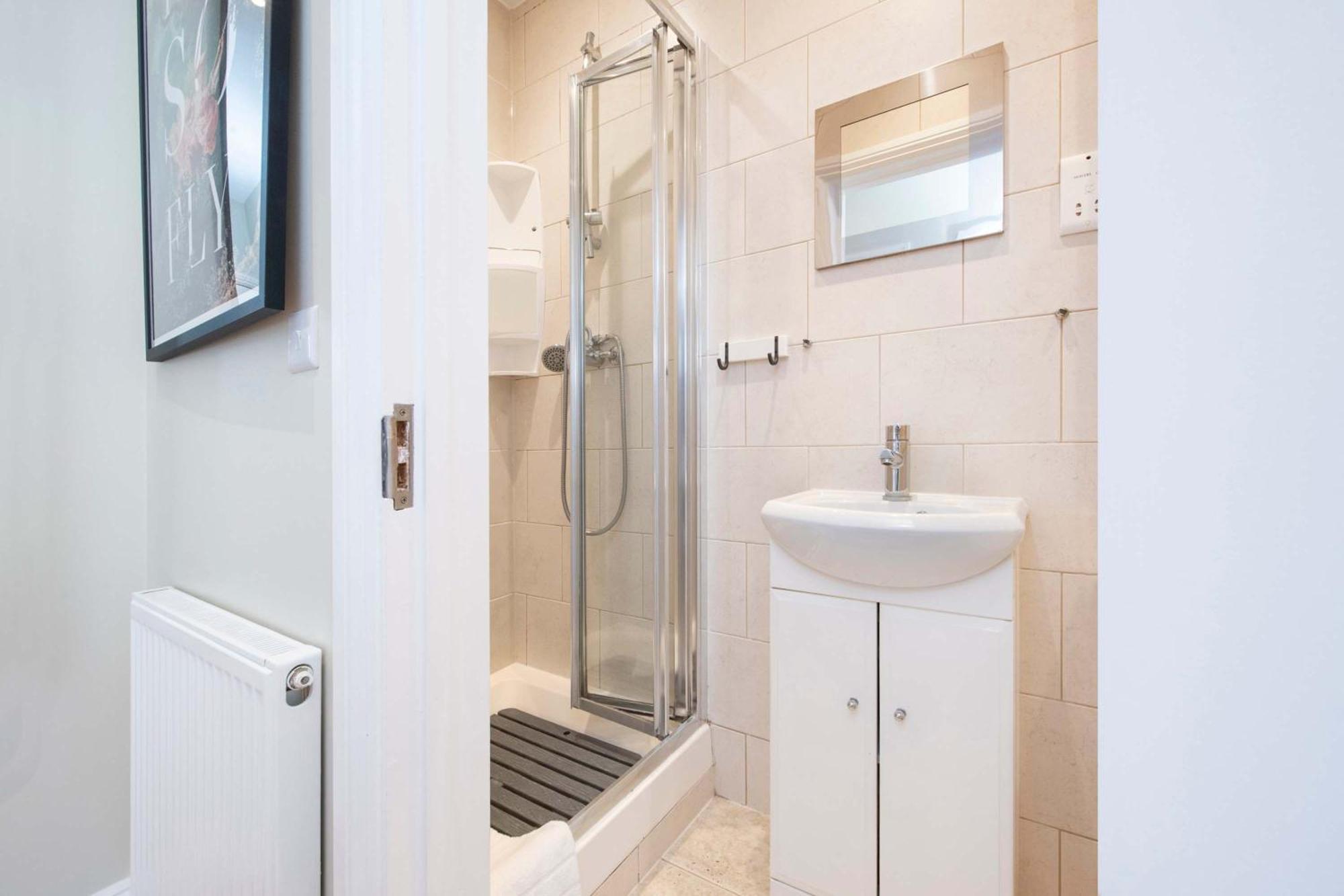 So Glamorous Pad - Fitzrovia - By Frankie Says Apartment