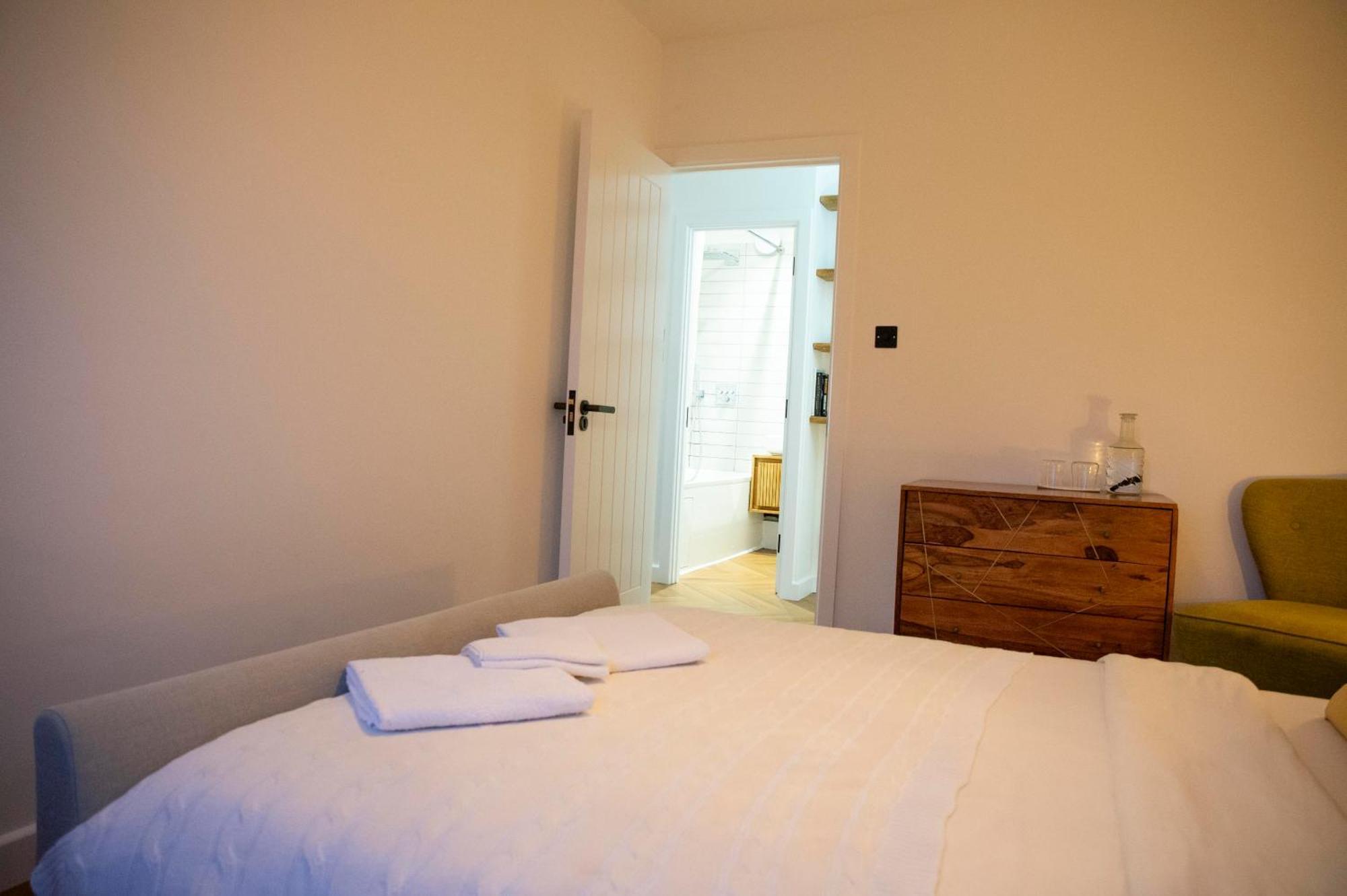 Sunny, Cosy And Central Near Eye London