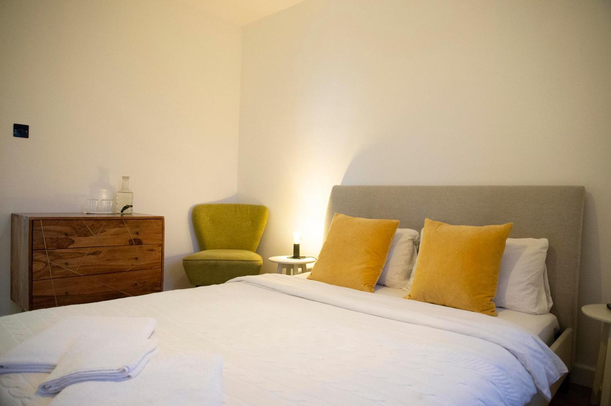 Sunny, Cosy And Central Near Eye Apartment