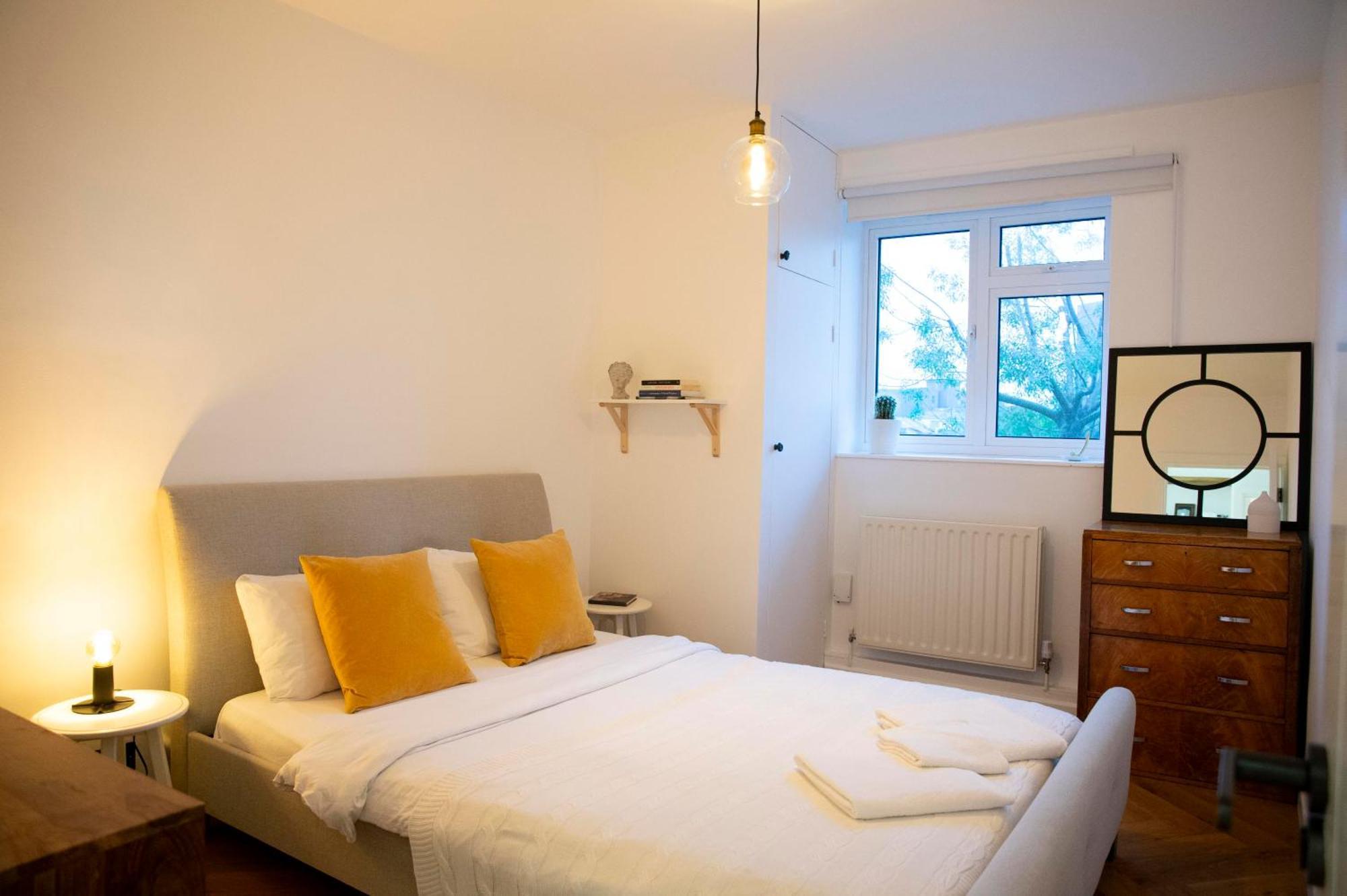 Sunny, Cosy And Central Near Eye Apartment