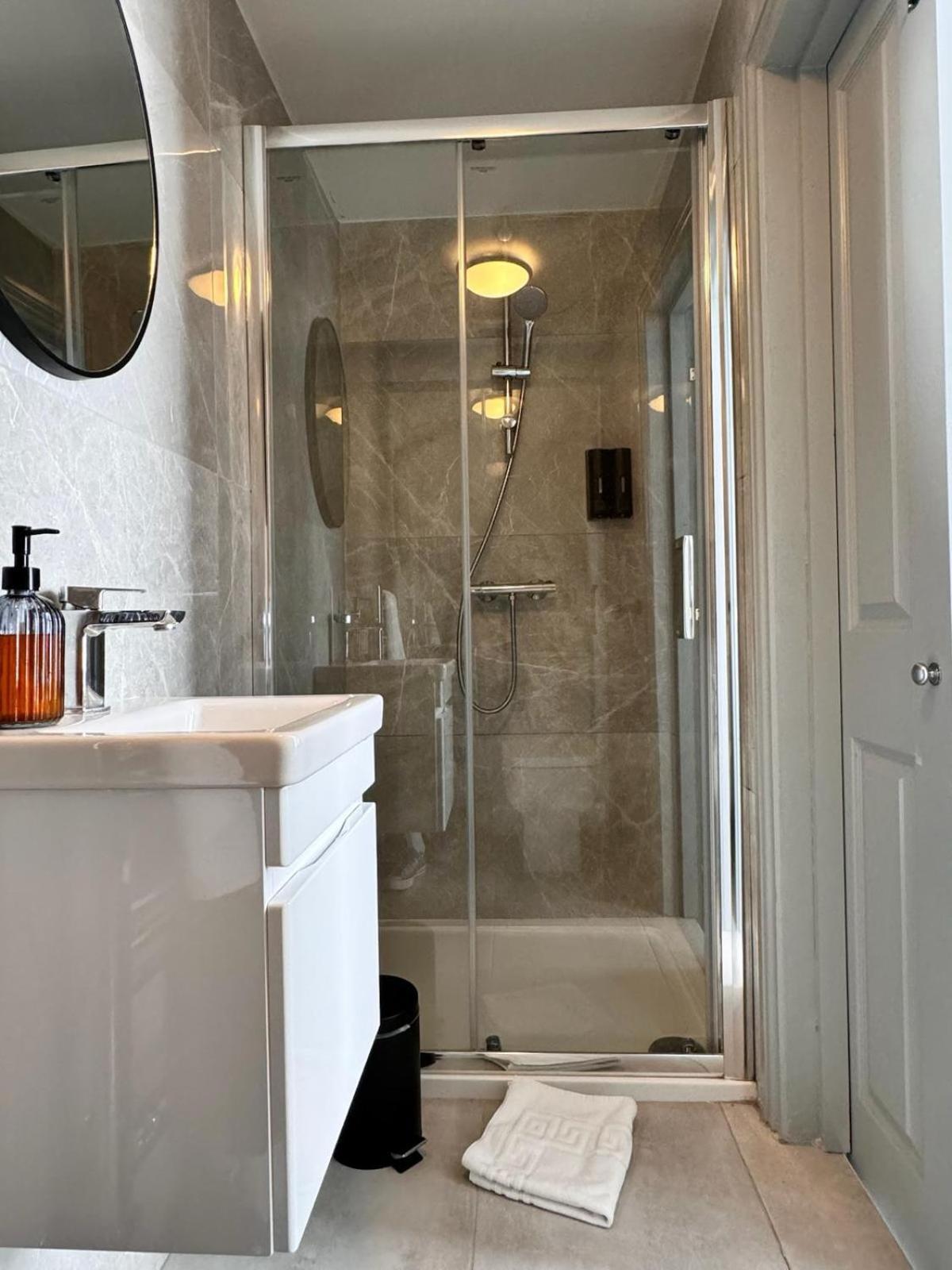 Camden Luxury Flats And En-suit * London