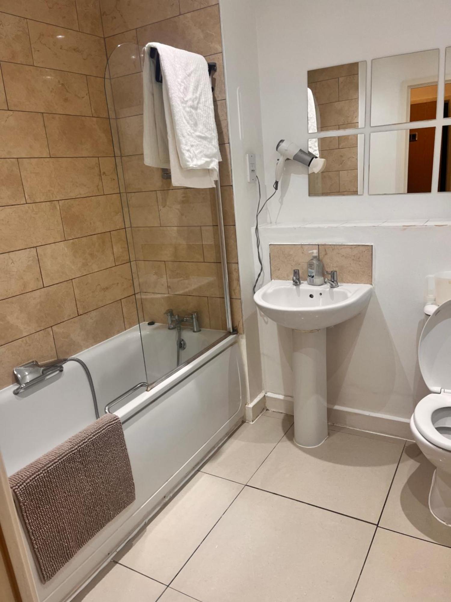 Apartment Lovely 2 Bedroom River View London