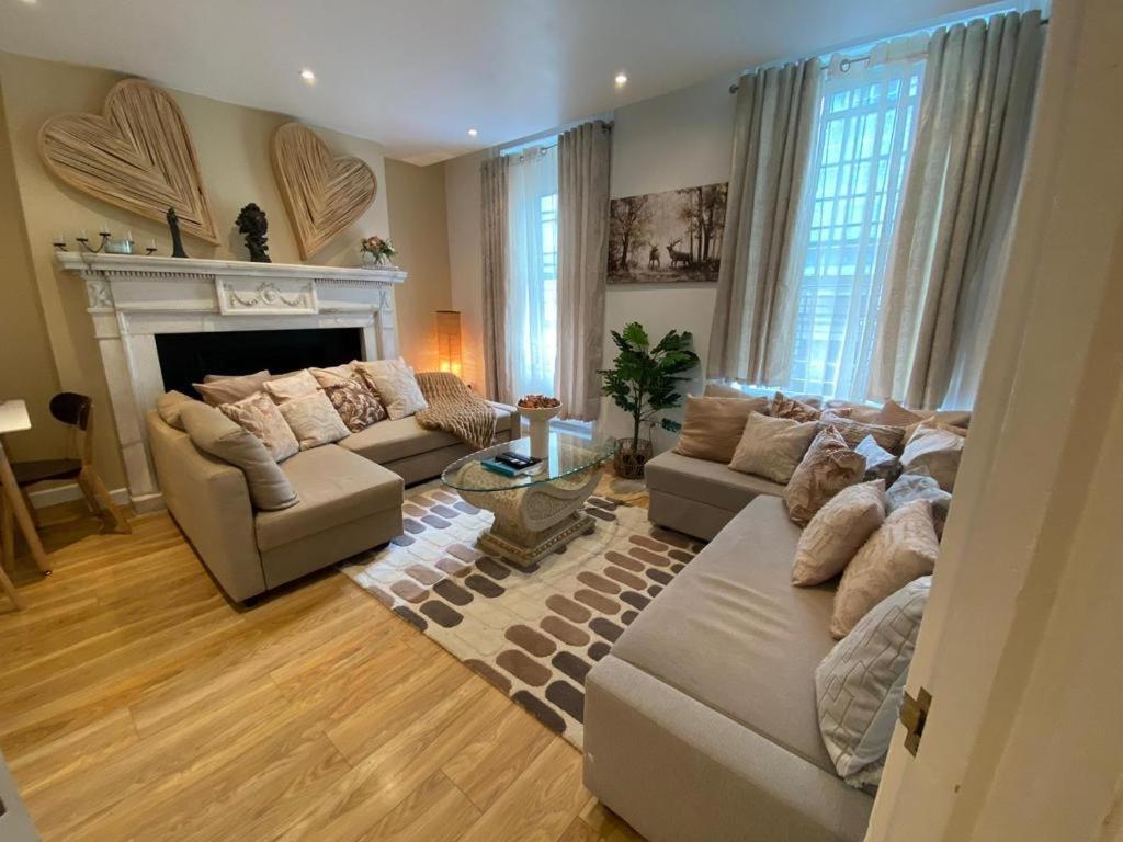 Apartment Lavish Sleep 10 In Soho