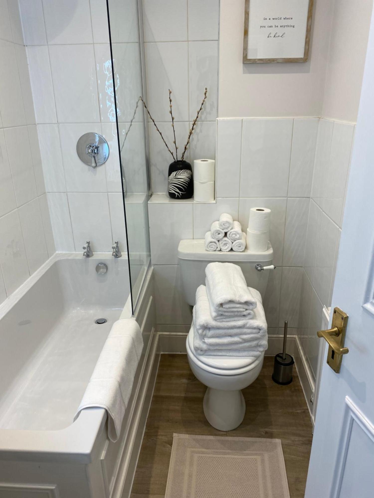 Lovely Large 1 Bed Renovated Flat W Balcony & 600mb Wifi Apartamento *