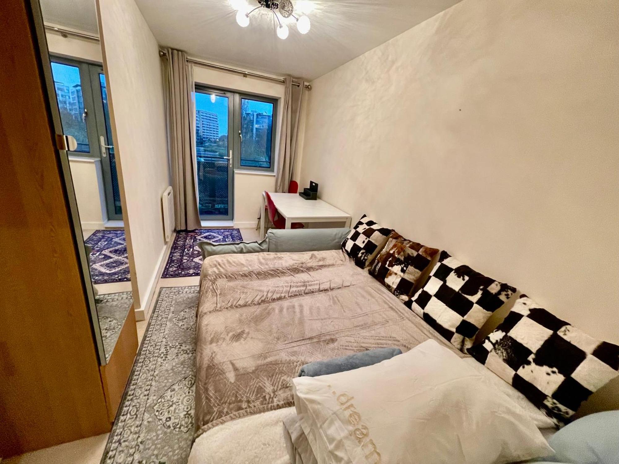 Waterfall Oasis: Luxury Wembley With Parking Apartment