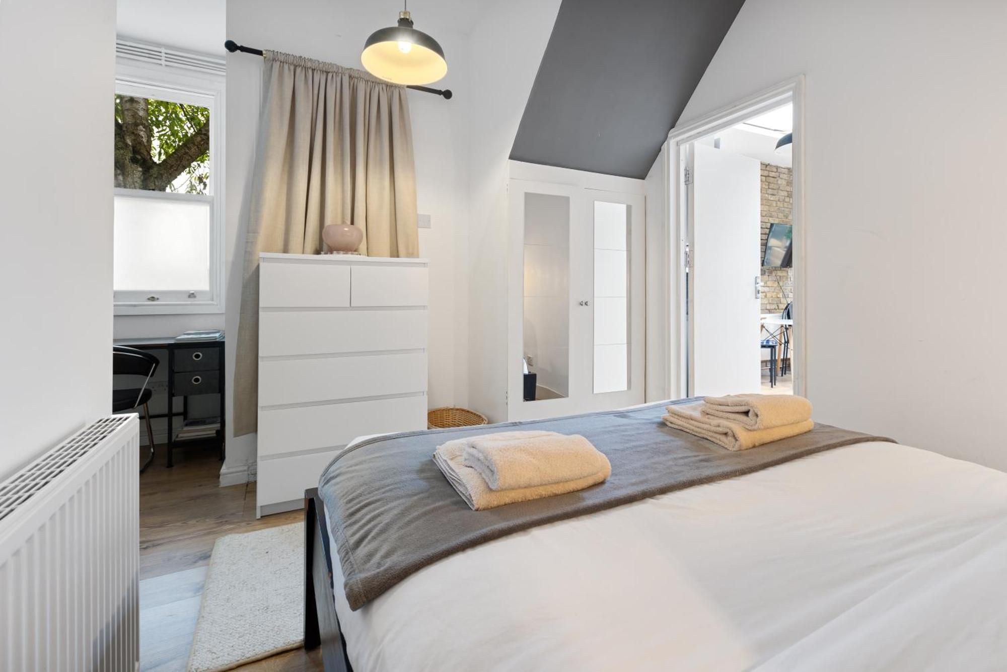 Putney Thames Garden Flat *