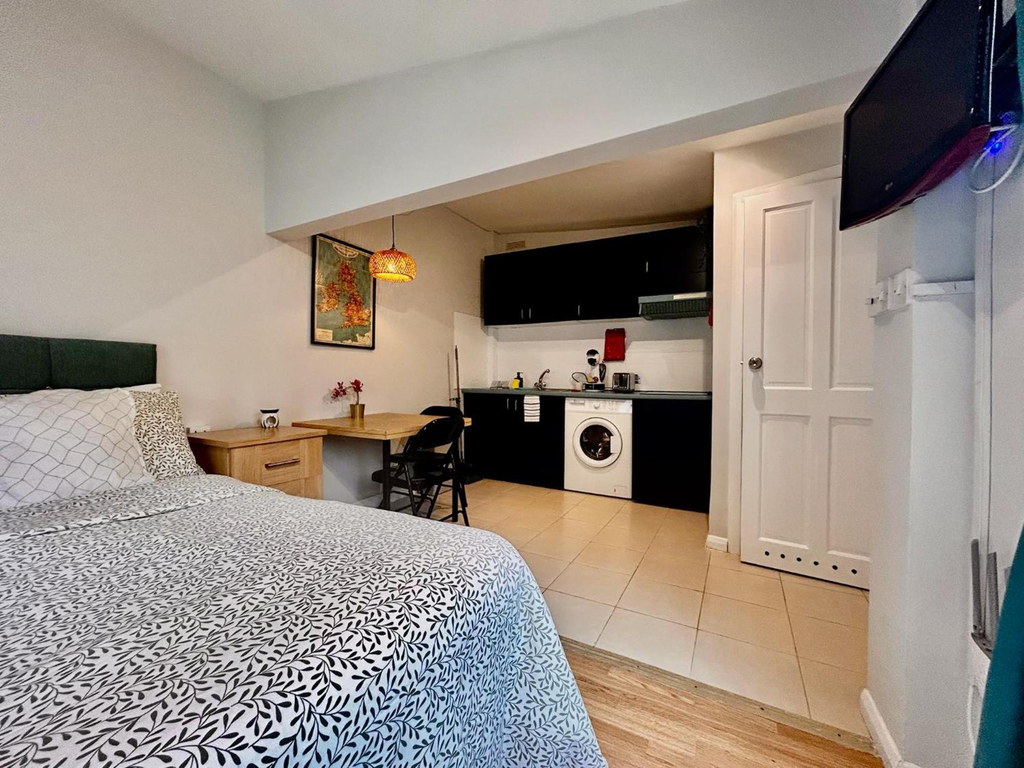Acton Elizabeth Line Guest house *