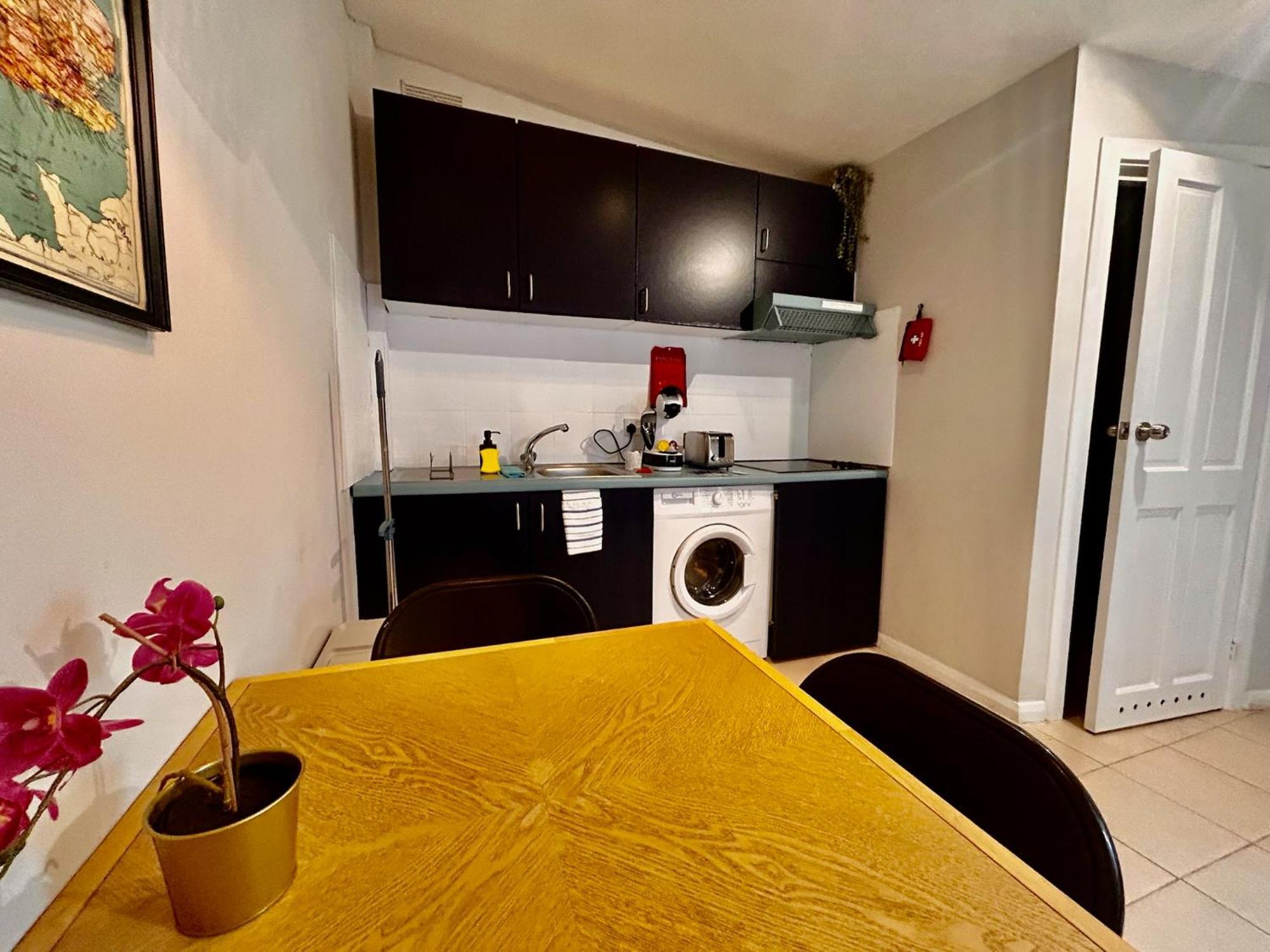Guest house Acton Elizabeth Line London