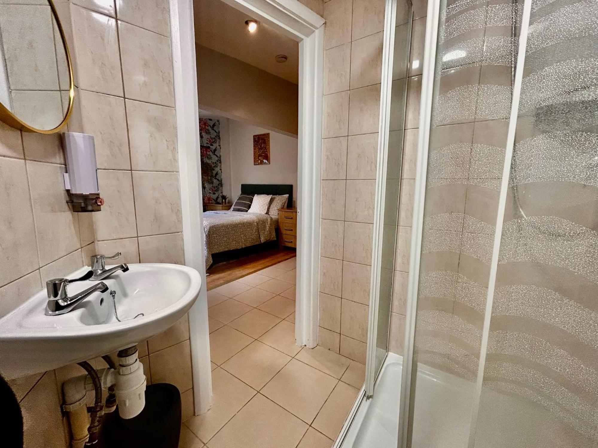 Acton Elizabeth Line Guest house *