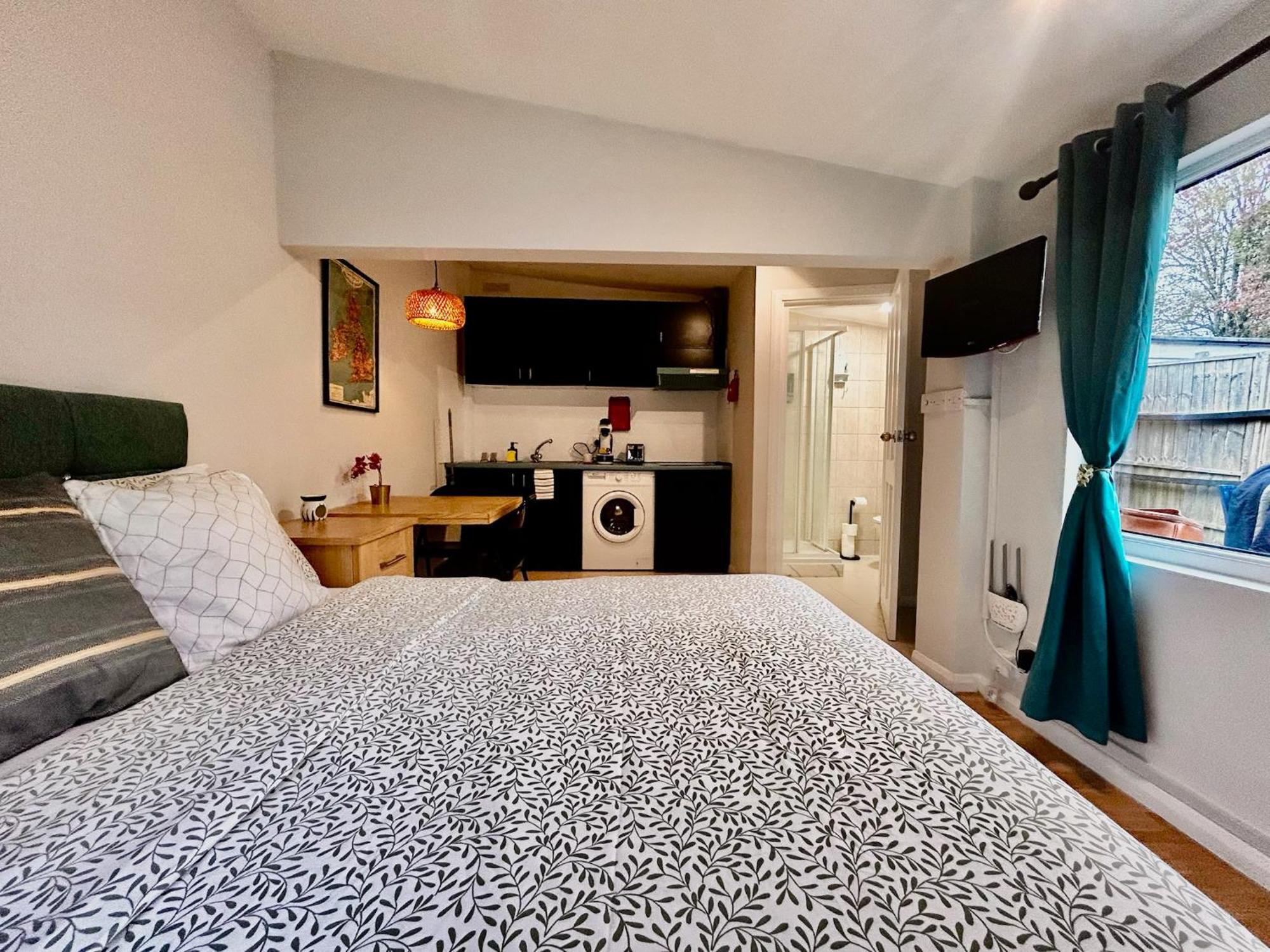 Guest house Acton Elizabeth Line *