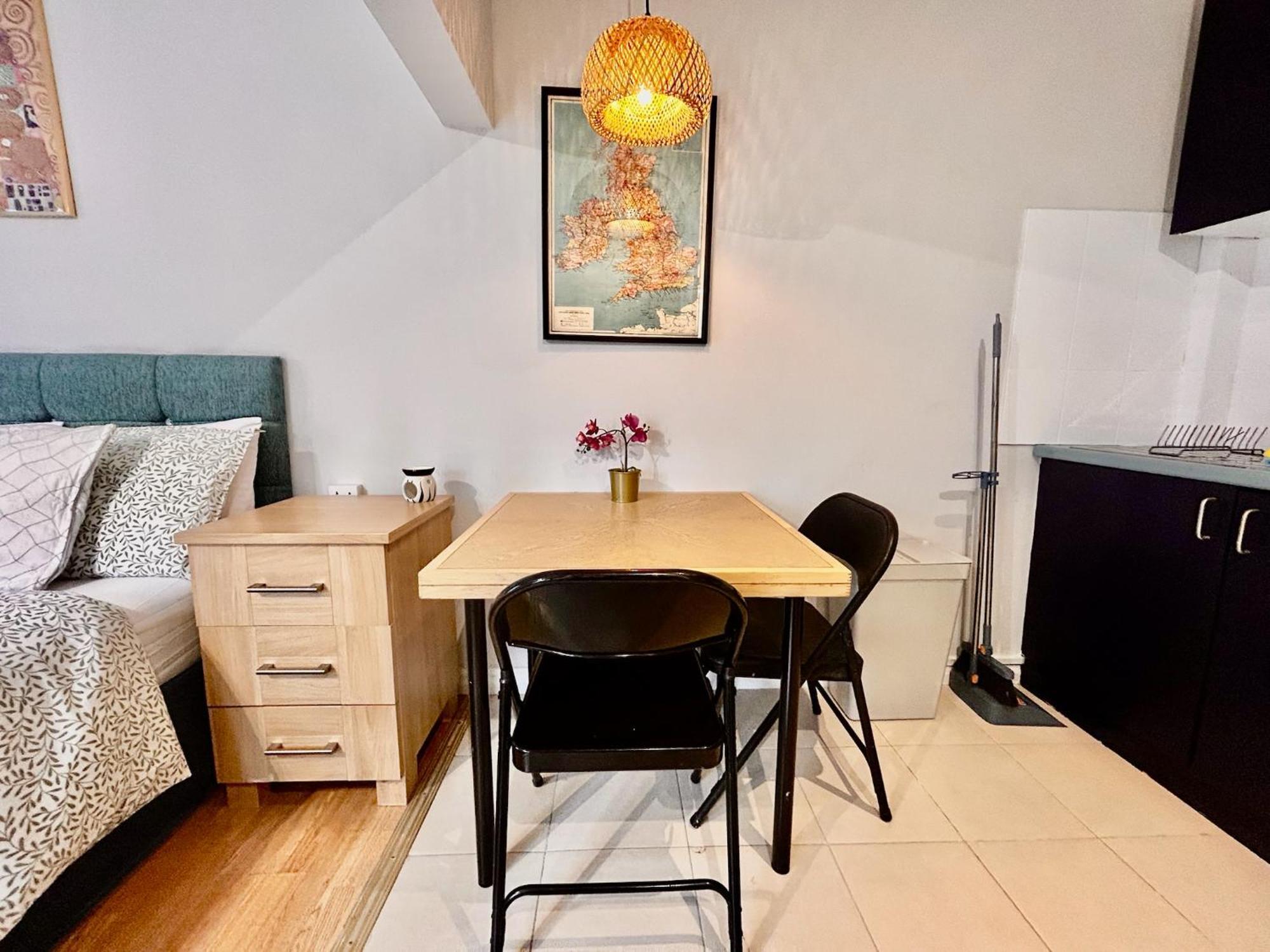 Guest house Acton Elizabeth Line London