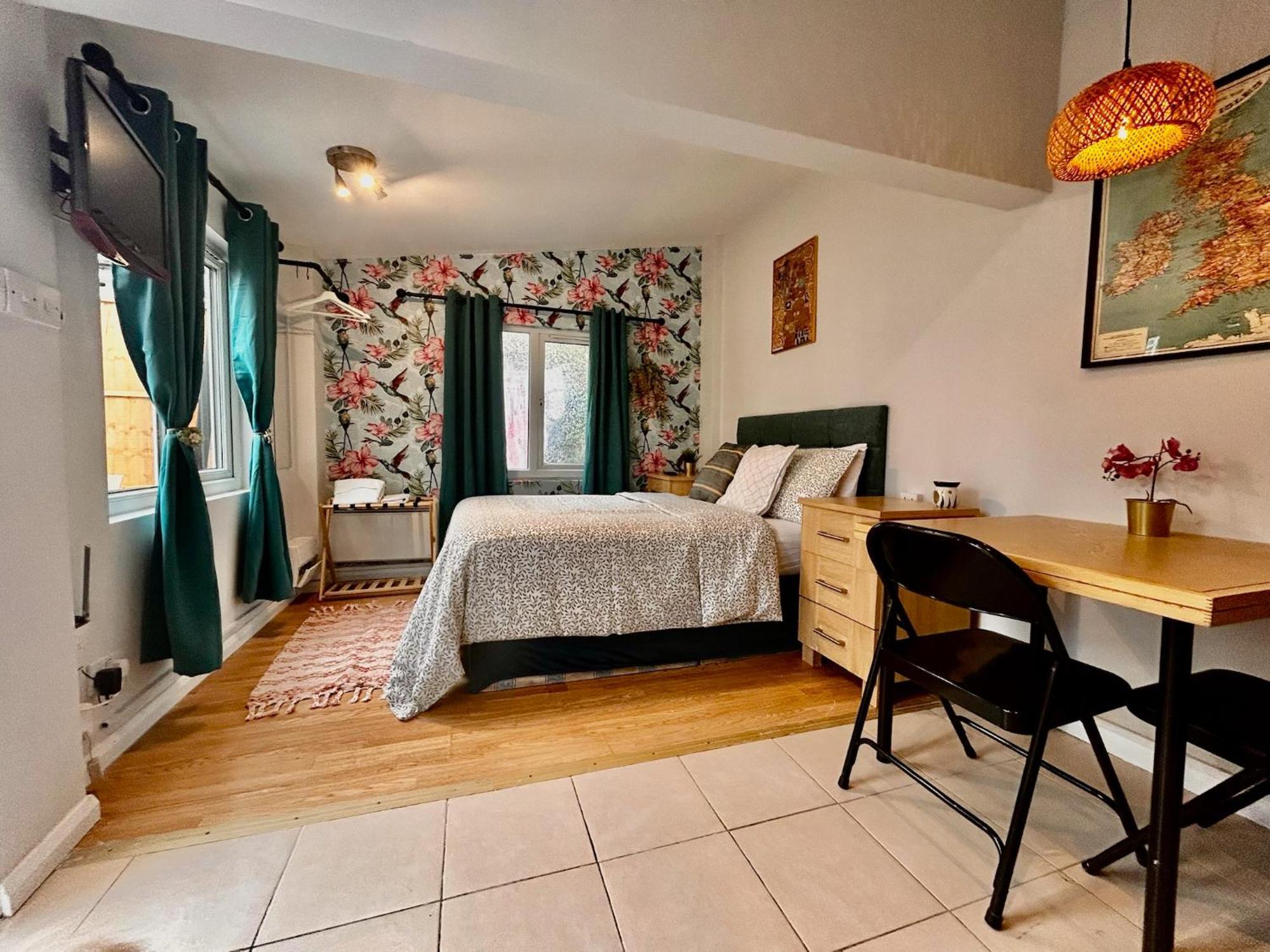 Guest house Acton Elizabeth Line London