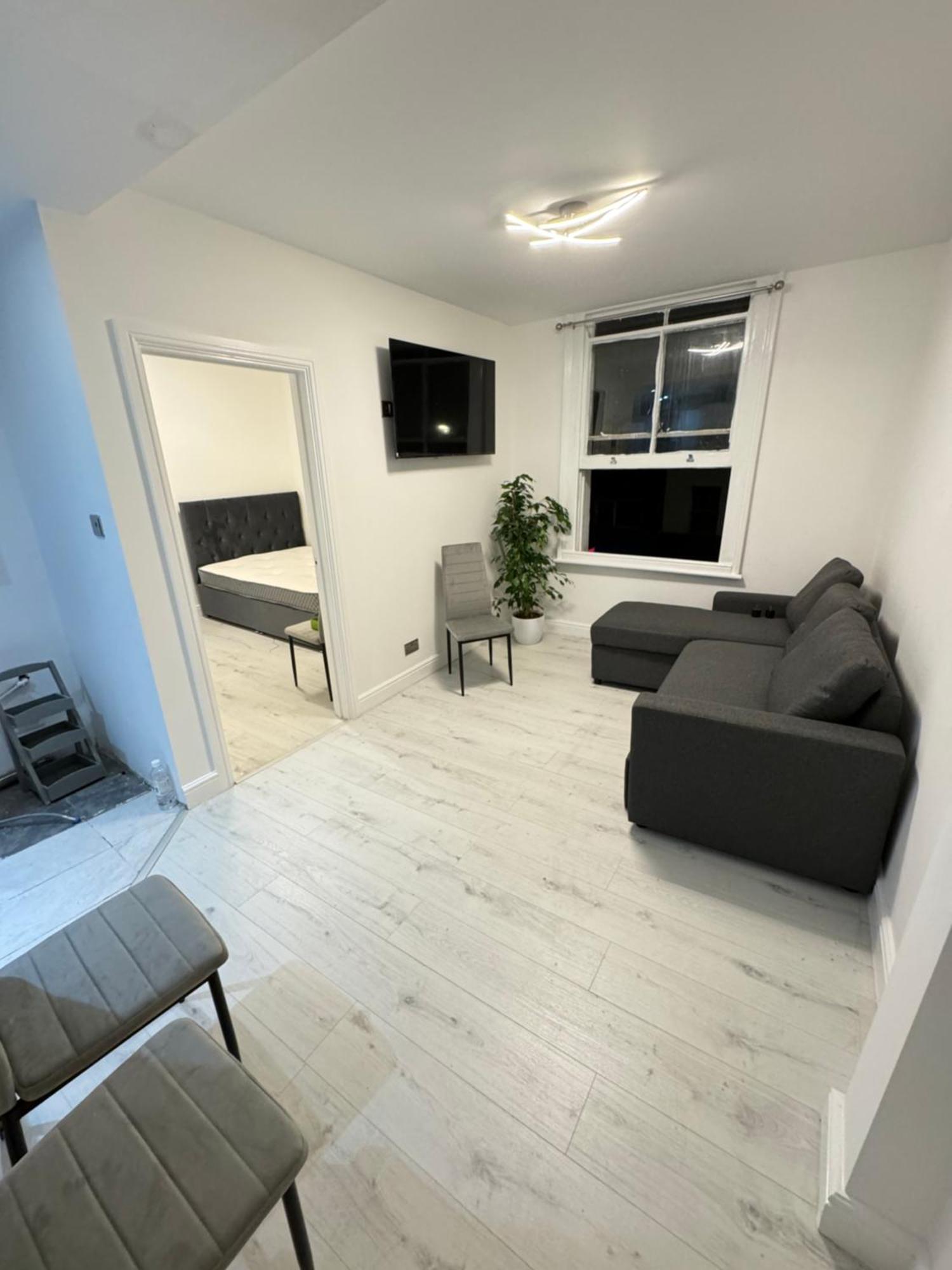 One Bedroom Flat 2nd Floor Victoria * London