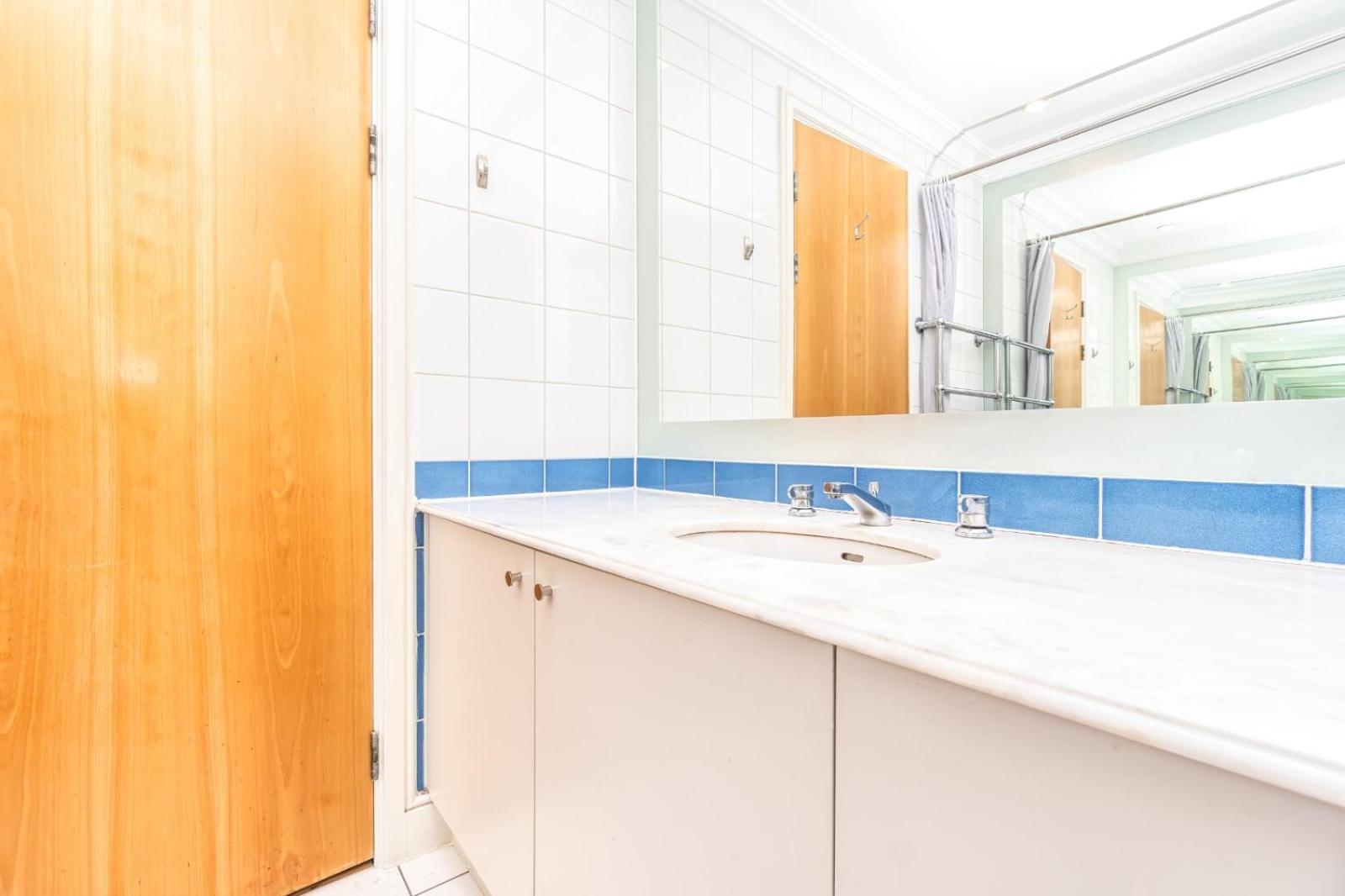 Lovely 2 Bedroom By The Docks Apartment *