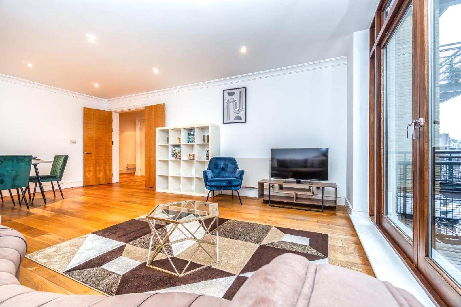 Lovely 2 Bedroom By The Docks