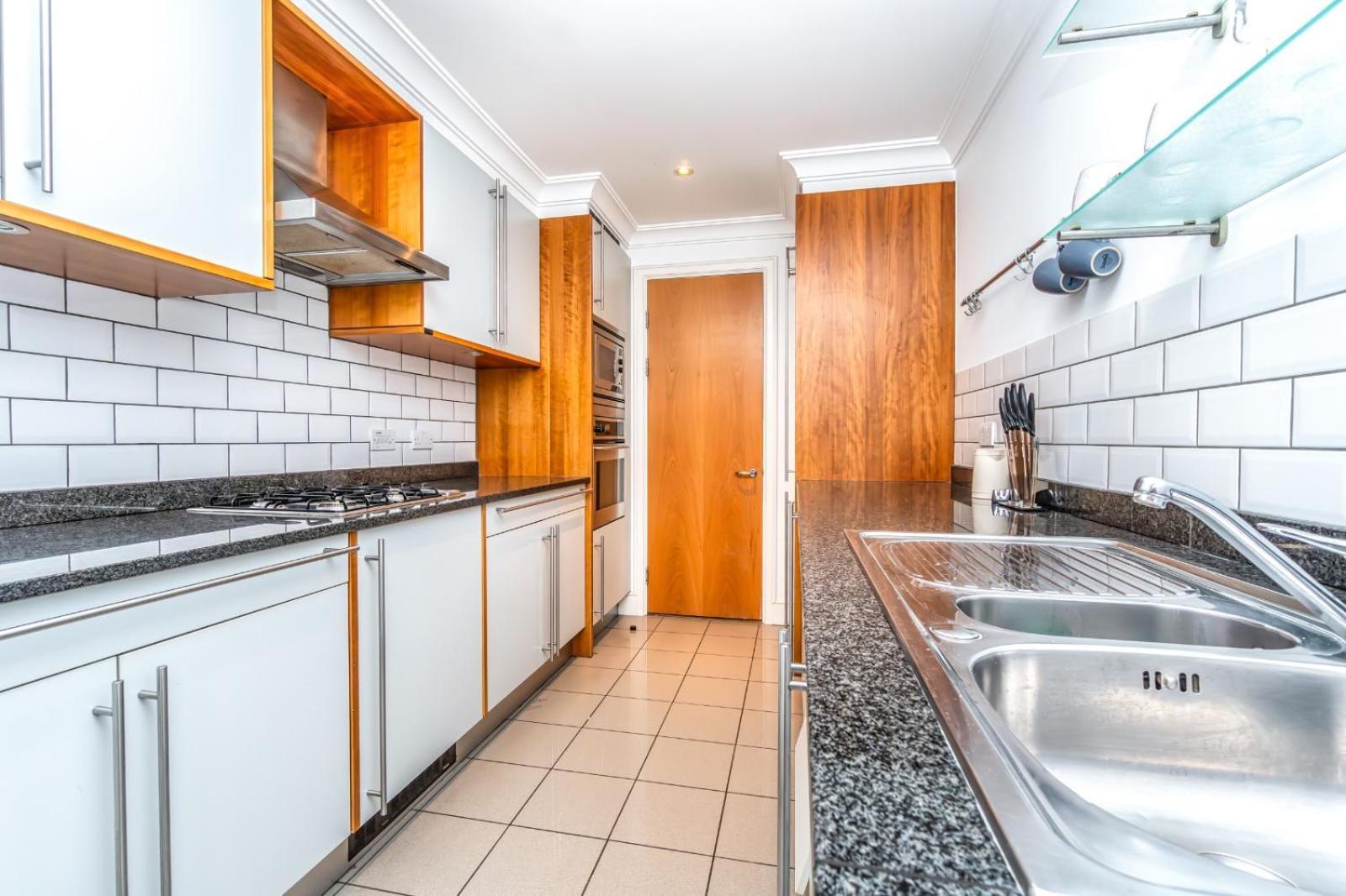 Lovely 2 Bedroom By The Docks Apartment *