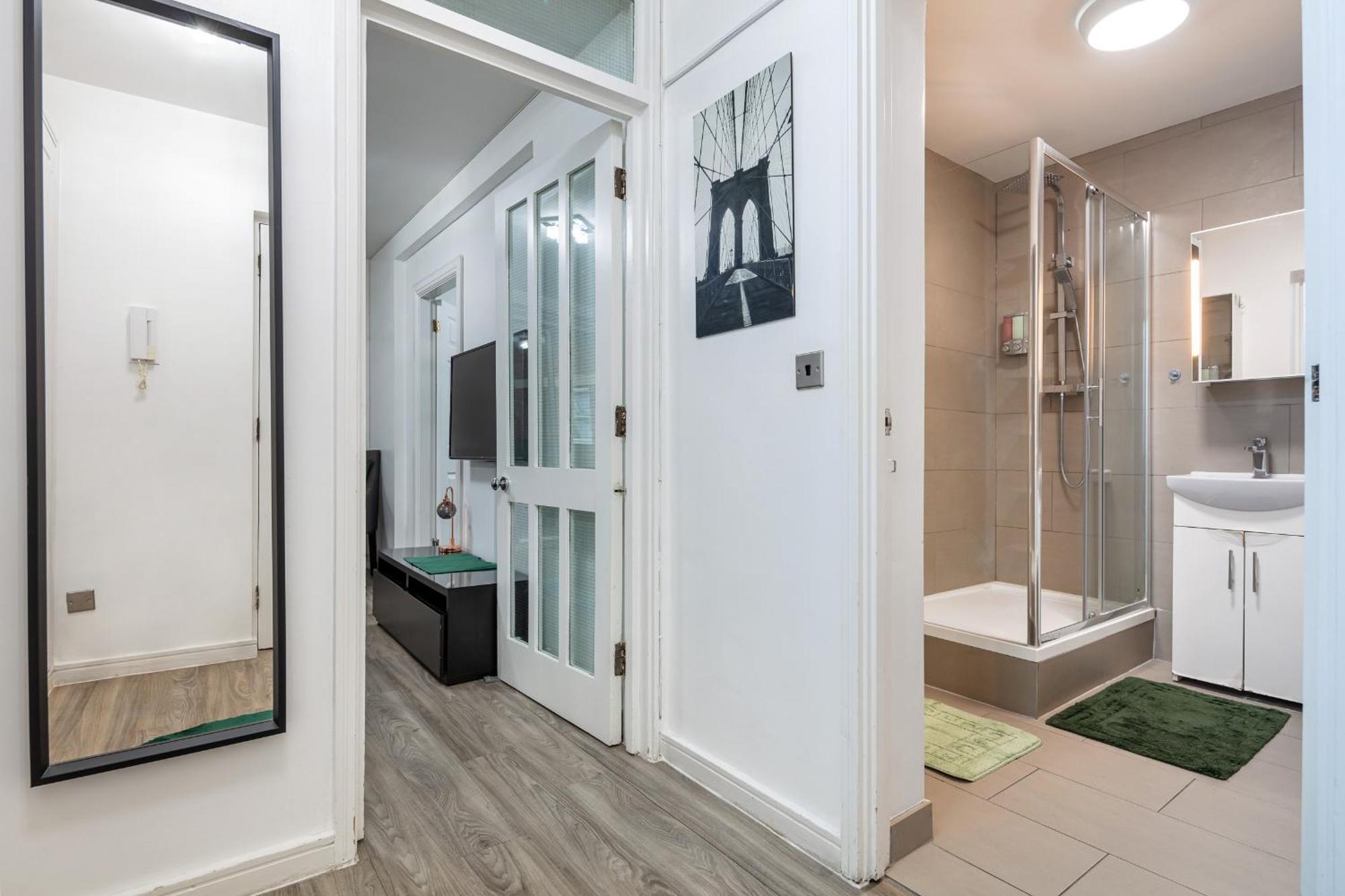 'ample Next To Cromwell Hospital In Kensington