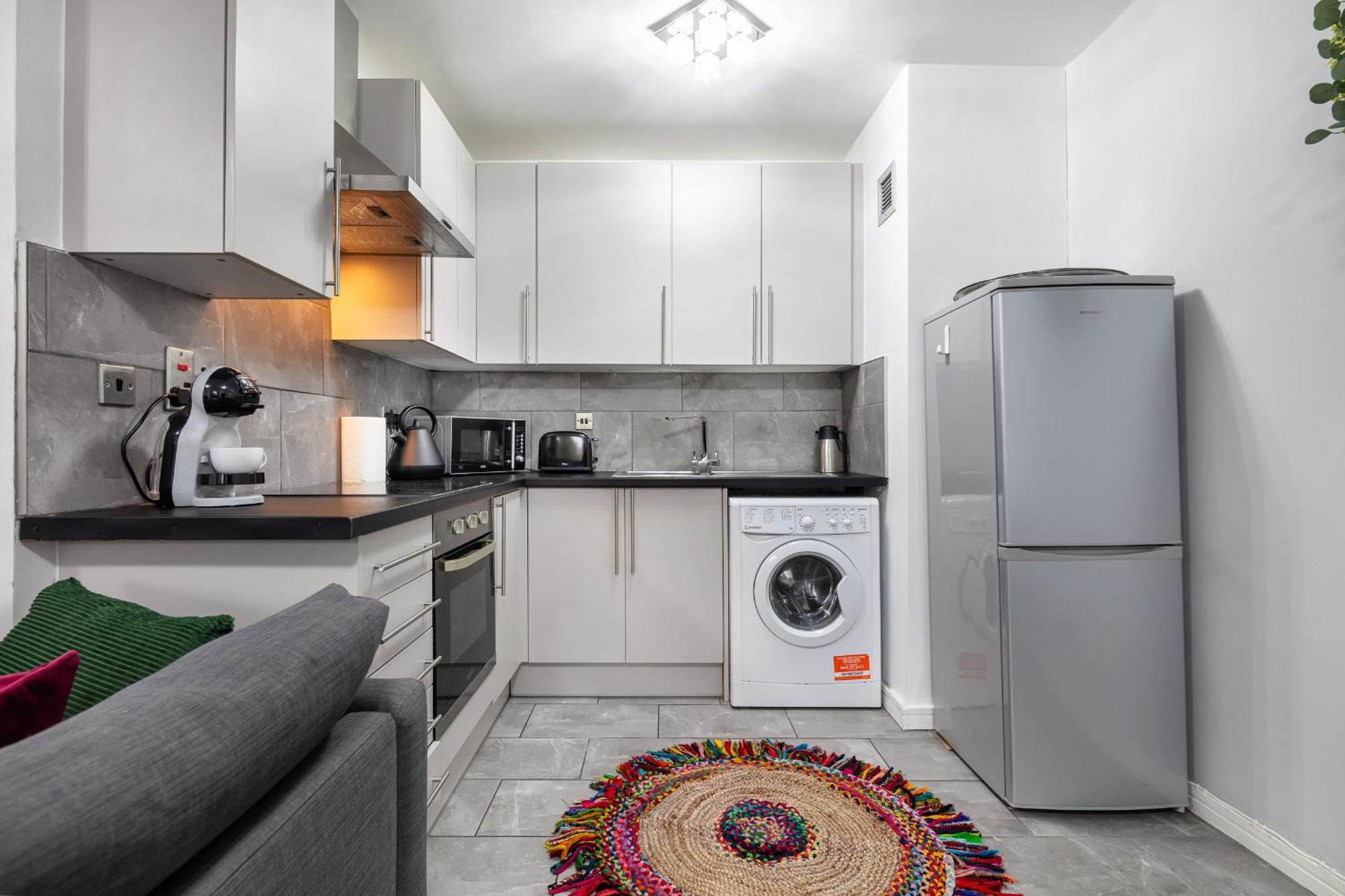 'ample Next To Cromwell Hospital In Kensington *
