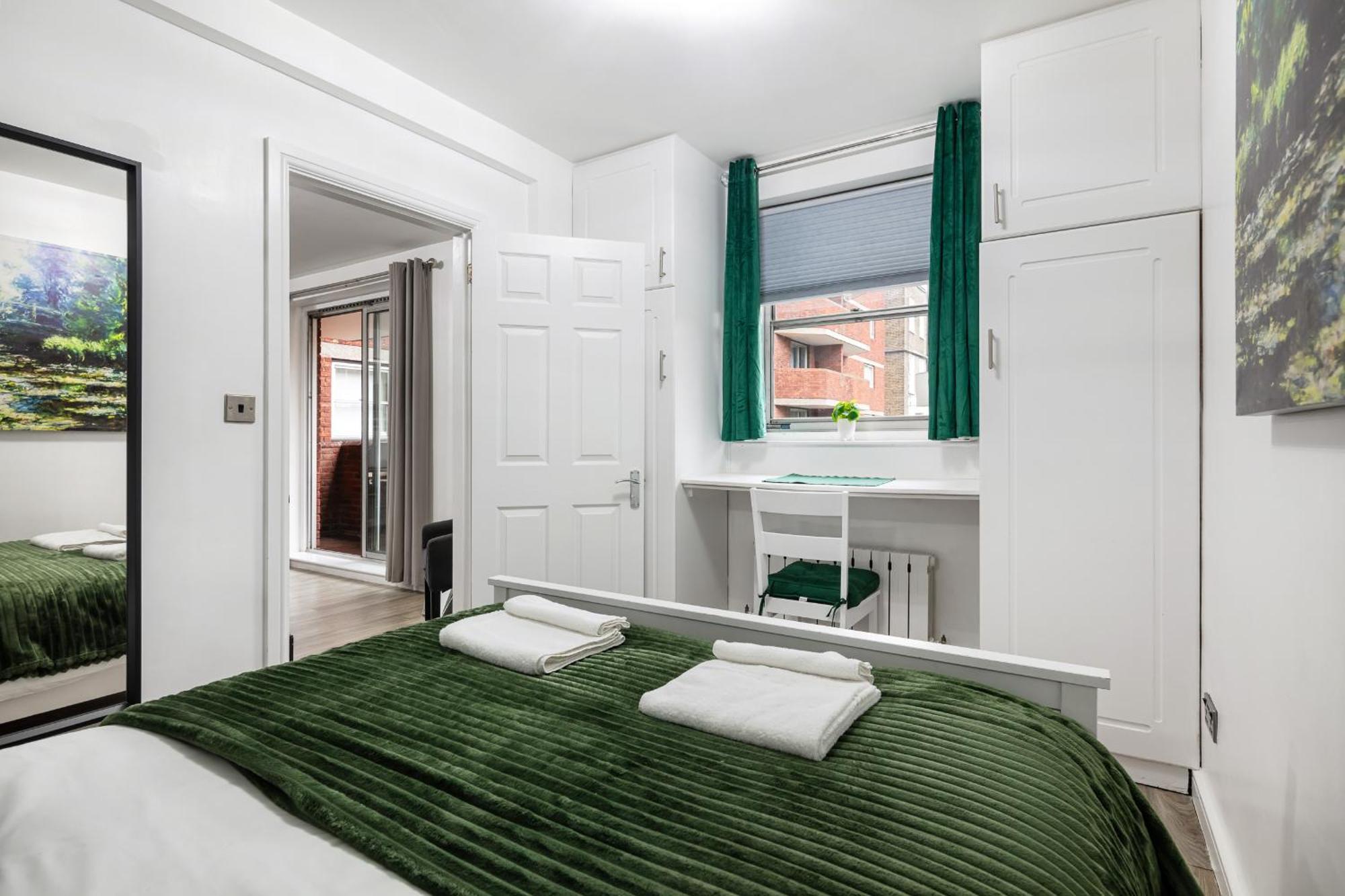 'ample Next To Cromwell Hospital In Kensington London