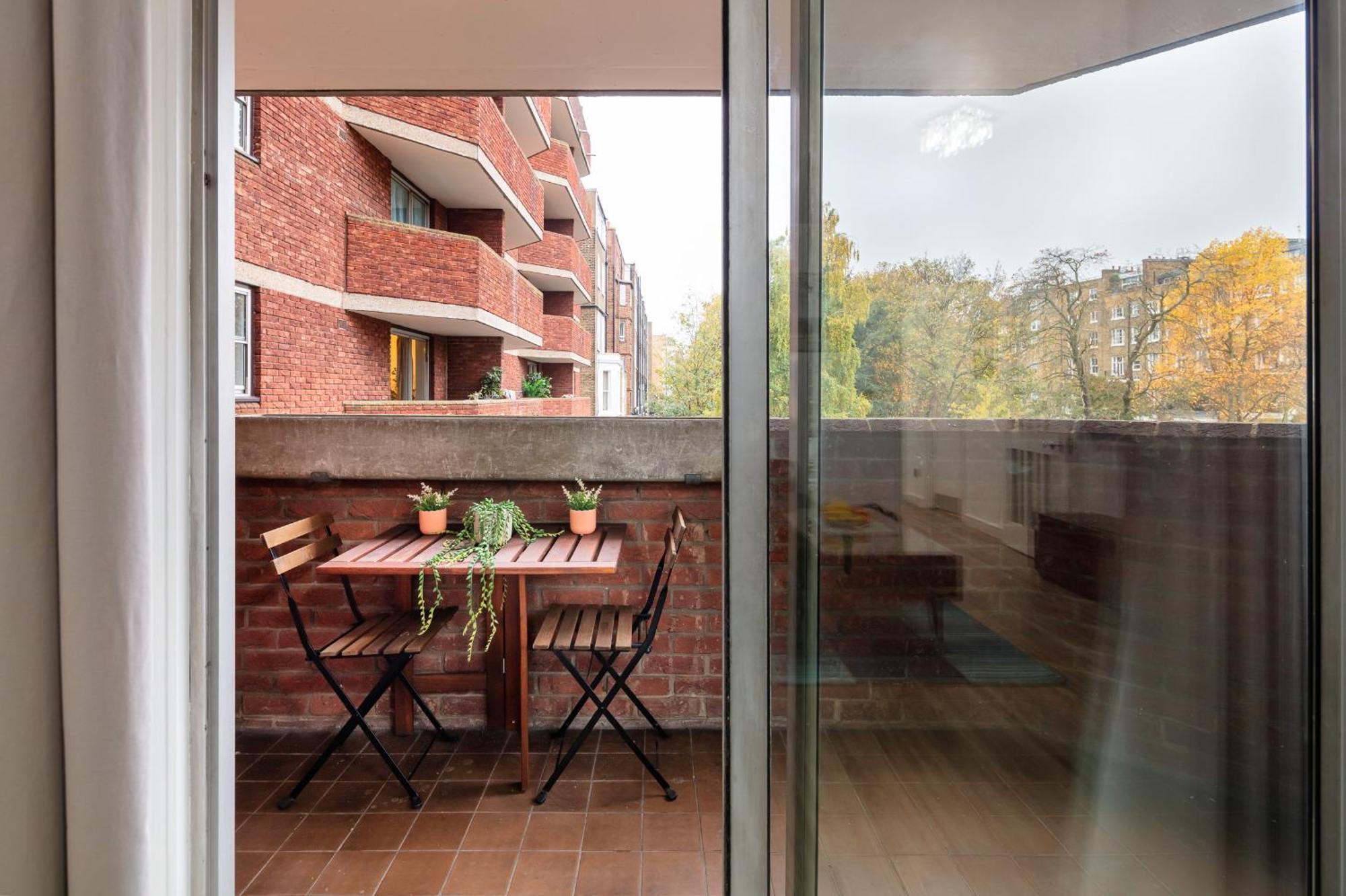 'ample Next To Cromwell Hospital In Kensington * London