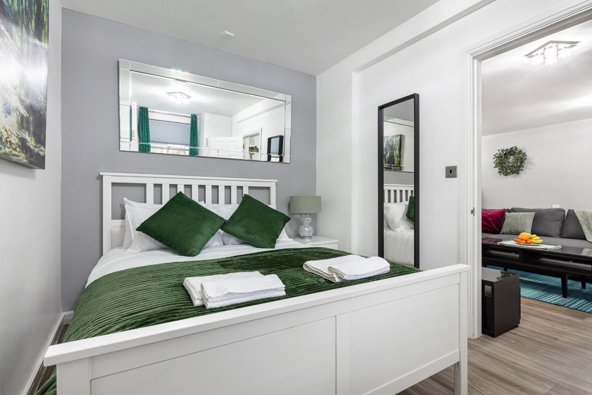 'ample Next To Cromwell Hospital In Kensington *