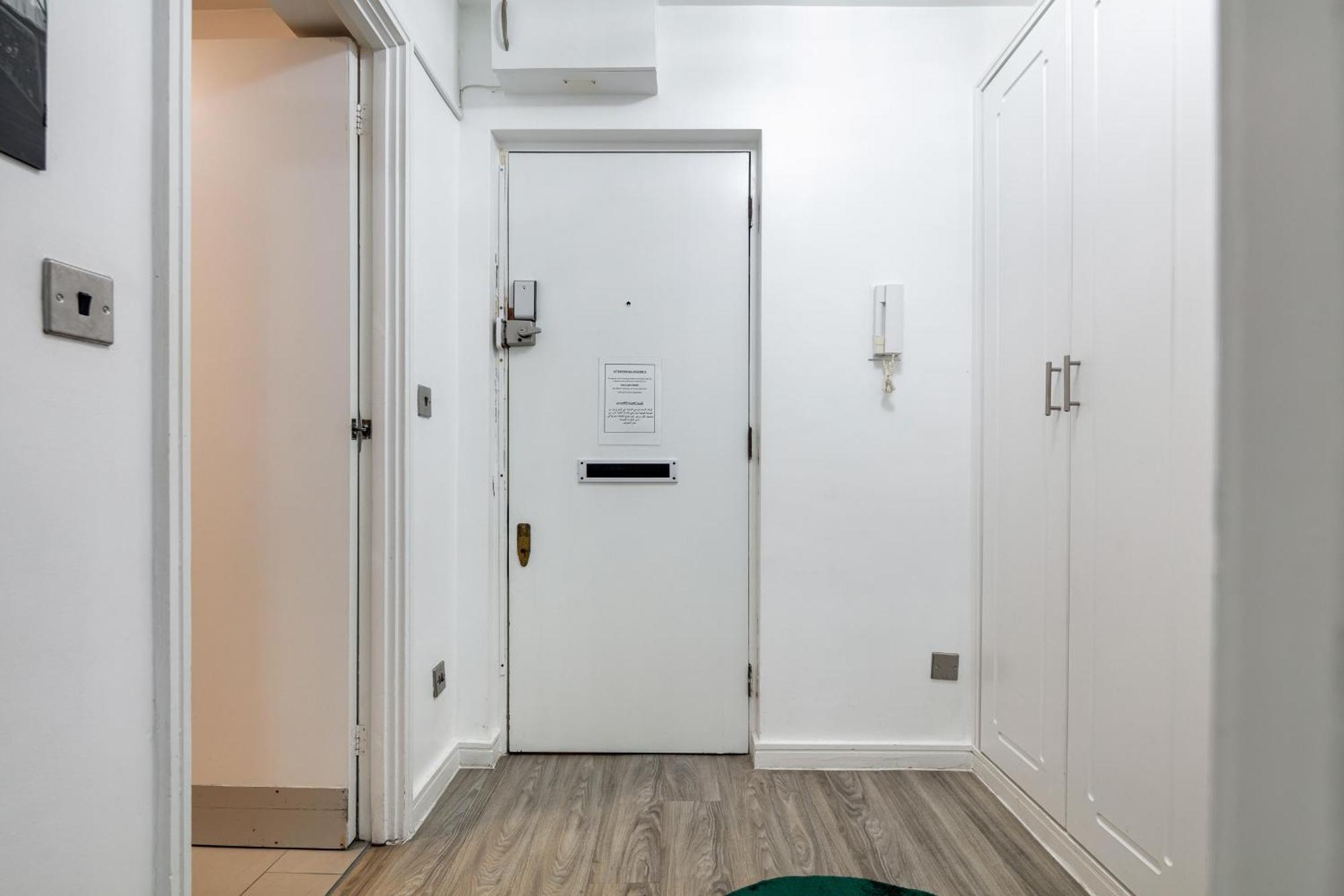 'ample Next To Cromwell Hospital In Kensington Apartment