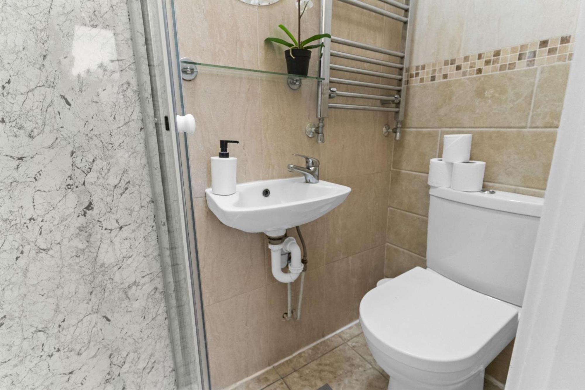 Apartment Affordable One Bedroom & In London