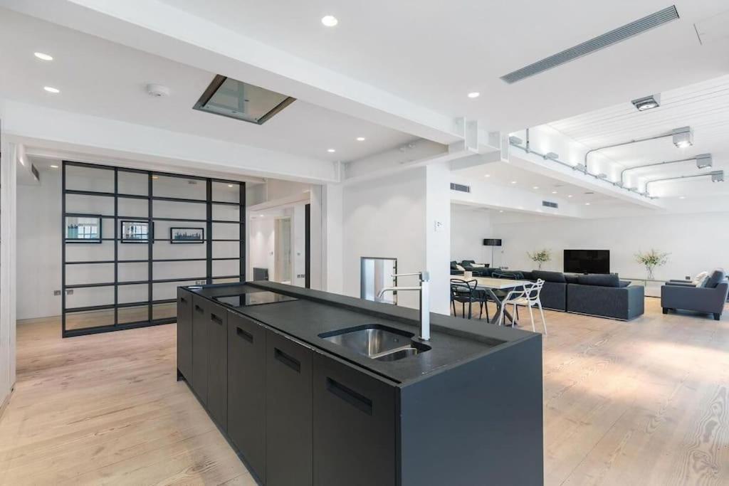 Luxurious Flat For 8 London